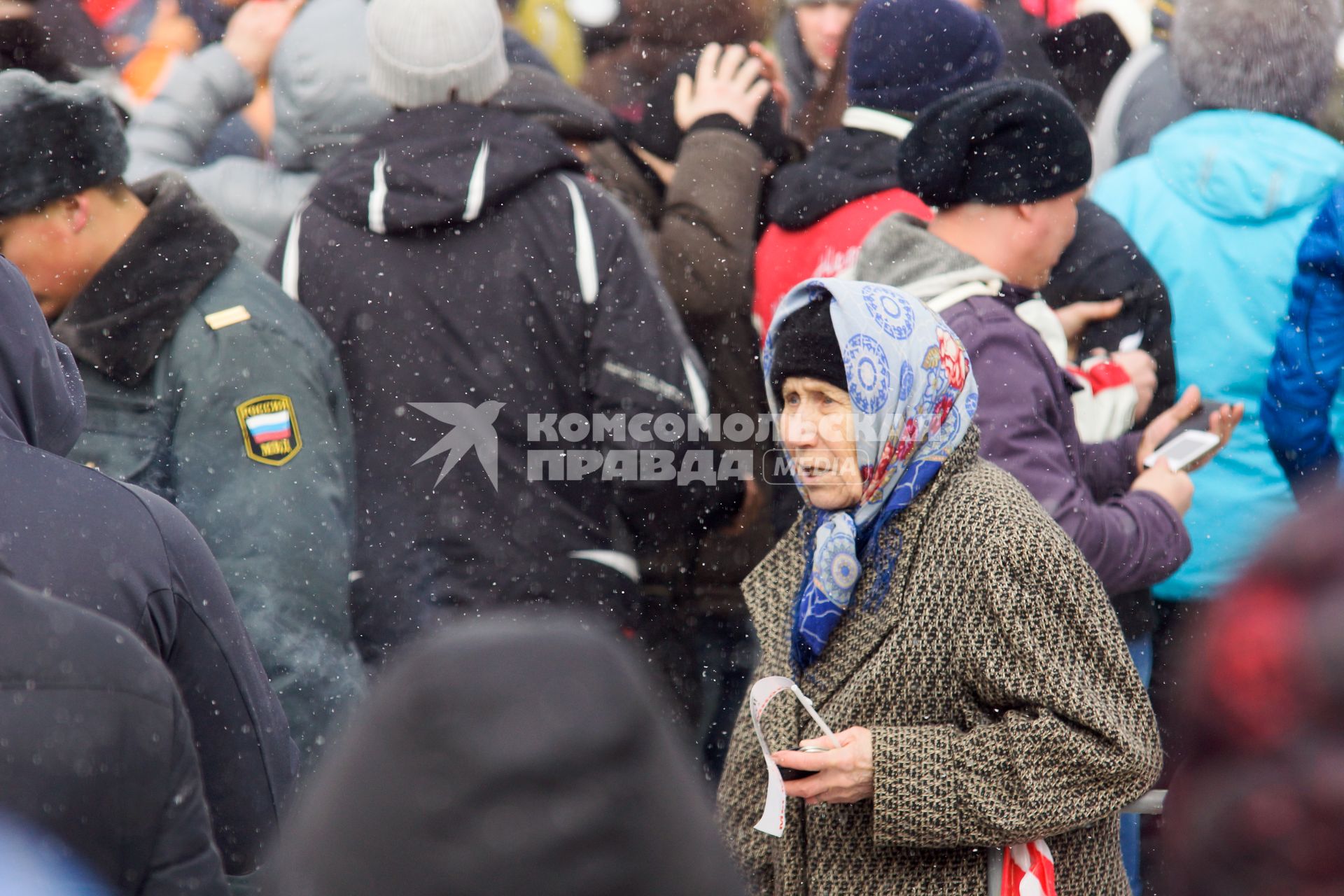 Бабушка в толпе вкладчиков финансовой пирамиды на митинге за МММ в Екатеринбурге