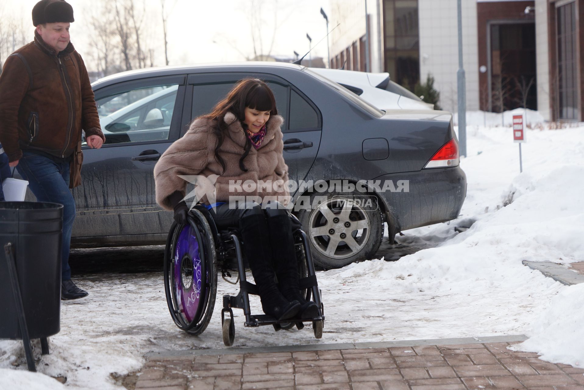 женщина водитель-инвалид проверяет на сколько удобно инвалидам-колясочникам на территории Свердловского областного суда. Совместный рейд ГИБДД с инвалидами-автомобилистами \"За доступную парковку для людей с инвалидностью\".