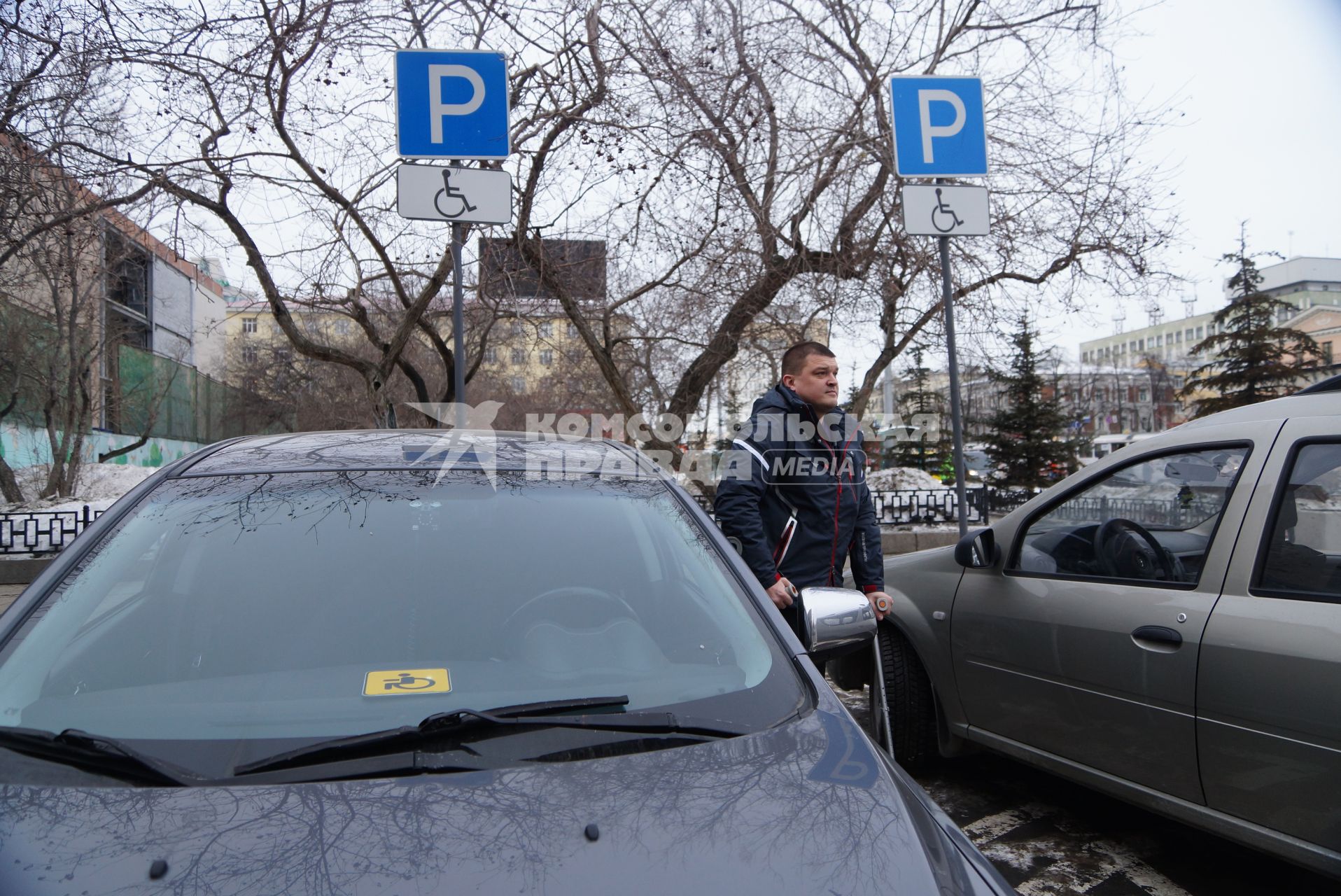 Совместный рейд ГИБДД с инвалидами-автомобилистами \"За доступную парковку для людей с инвалидностью\". Парковка у администрации г.Екатеринбург