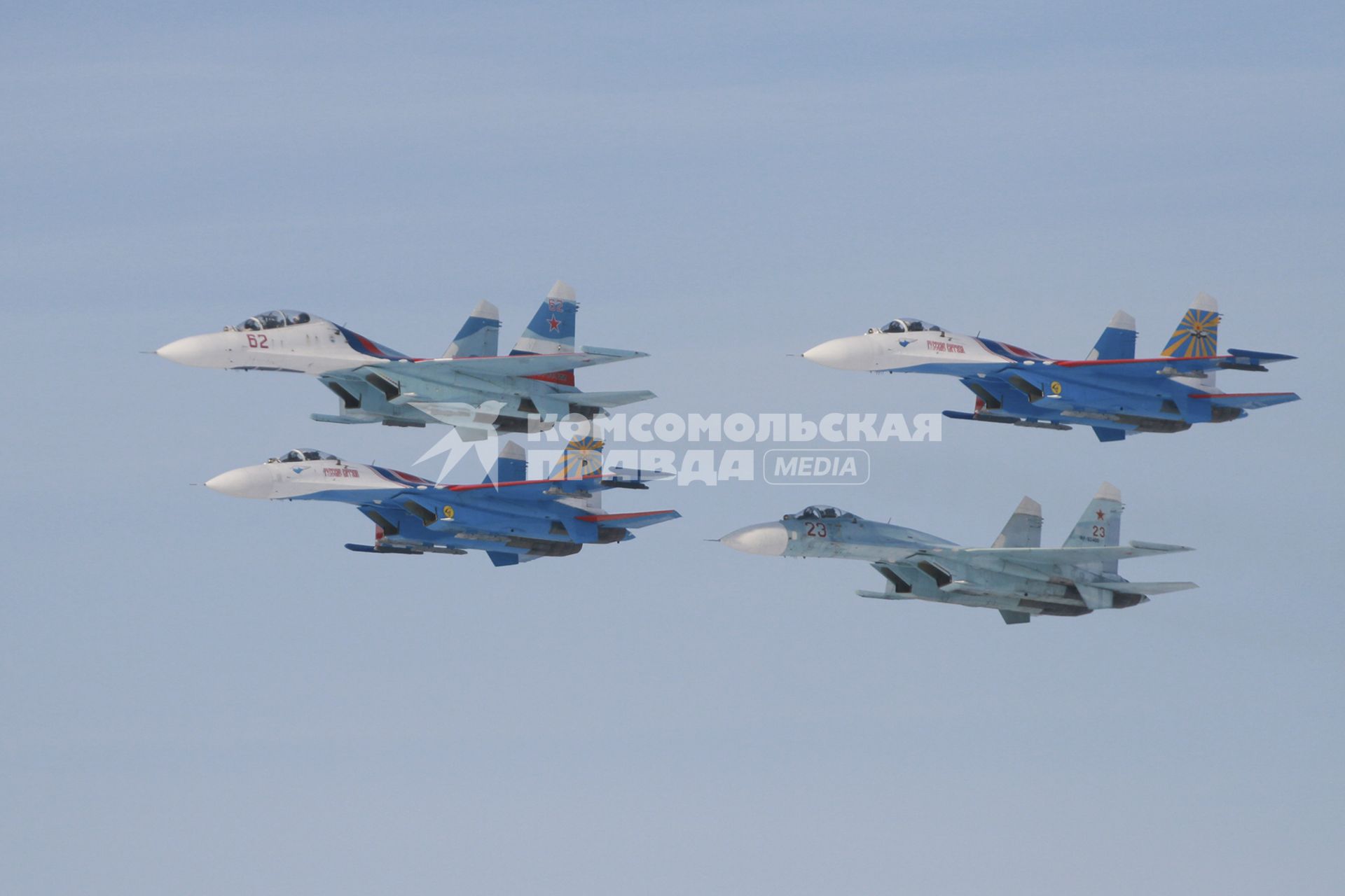 Барнаул. Авиашоу. На снимке: пилотажные группы `Соколы России` Су-27 и `Русские Витязи` Су-27.