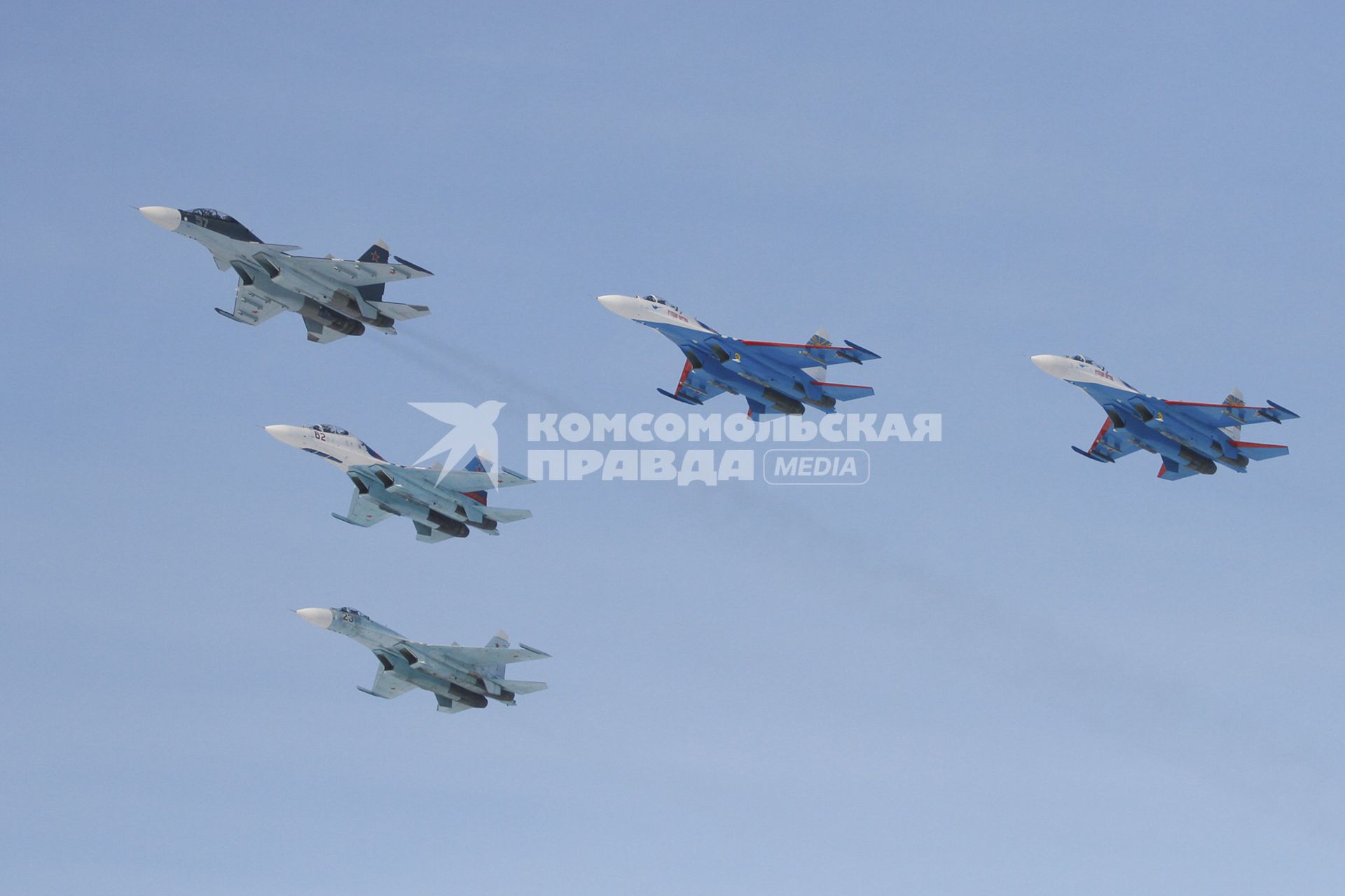 Барнаул. Авиашоу. На снимке: пилотажные группы `Соколы России` Су-27 (слева) и `Русские Витязи` Су-27.