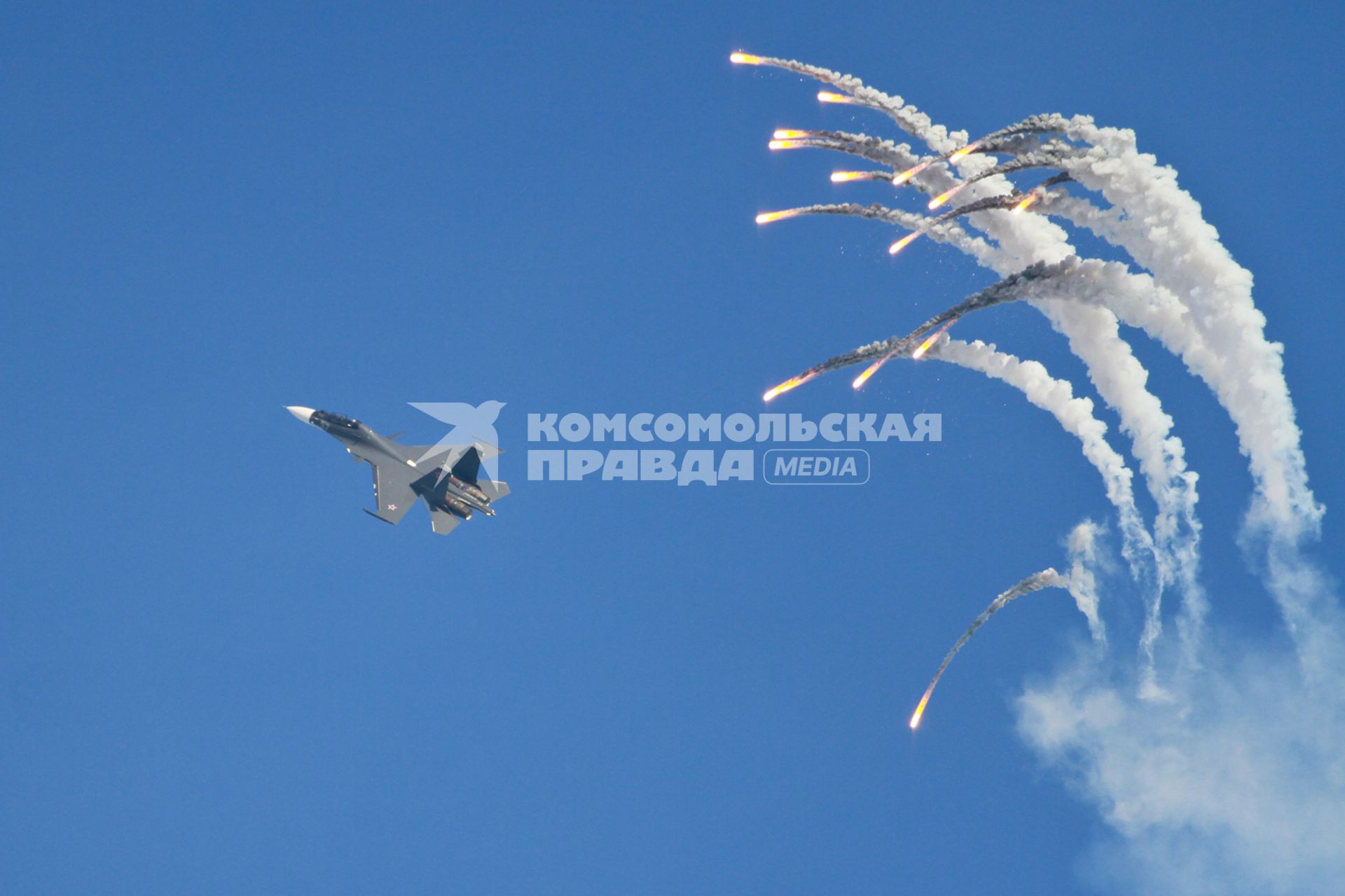 Барнаул. Авиашоу. На снимке: истребитель Су-30СМ пилотажной группы `Соколы России`.