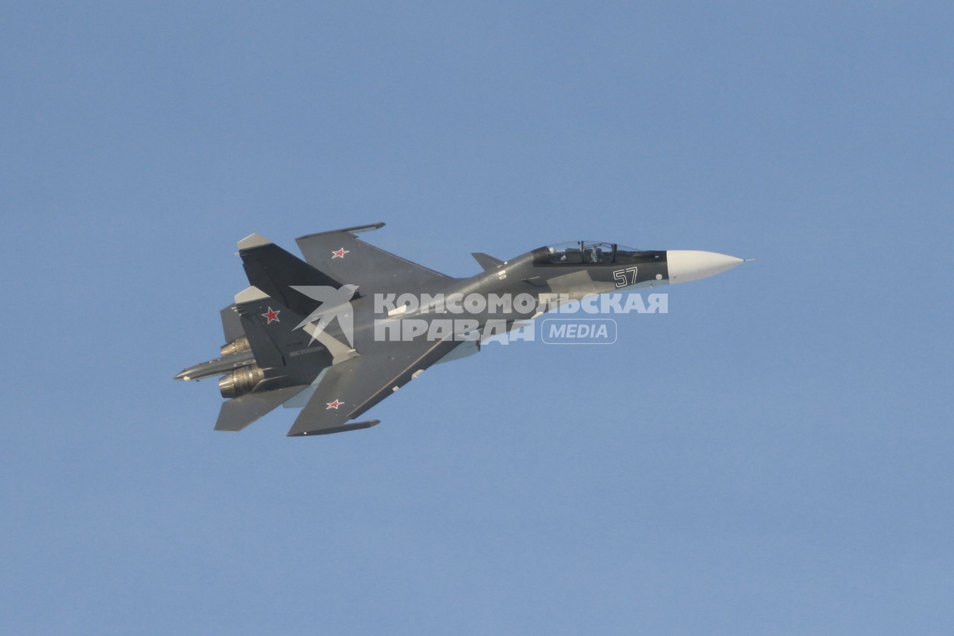 Барнаул. Авиашоу. На снимке: истребитель Су-30СМ пилотажной группы `Соколы России`.