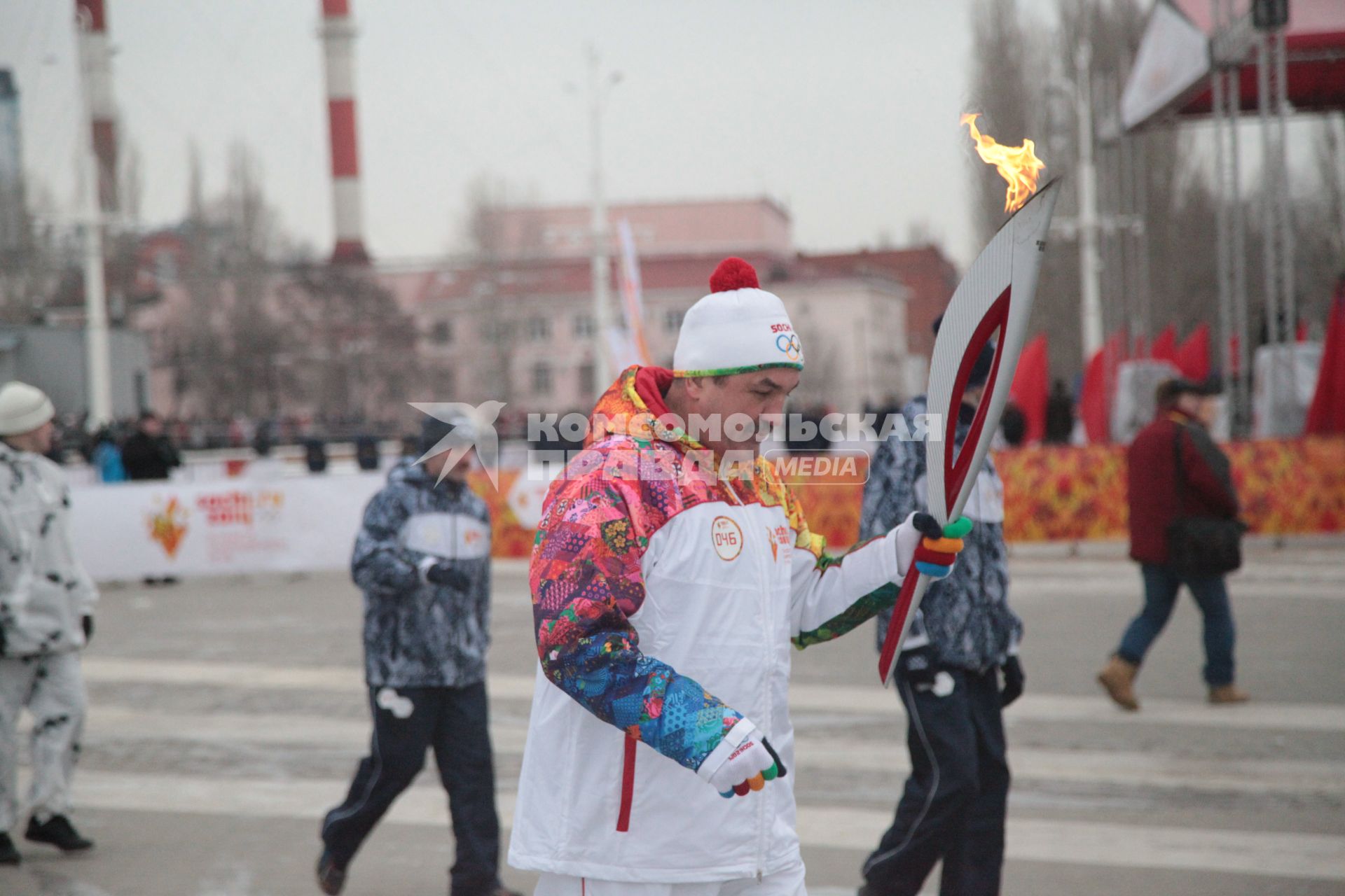 Чемпион СССР по боксу Валерий Абаджян несет факел на эстафете олимпийского огня в ВОронеже