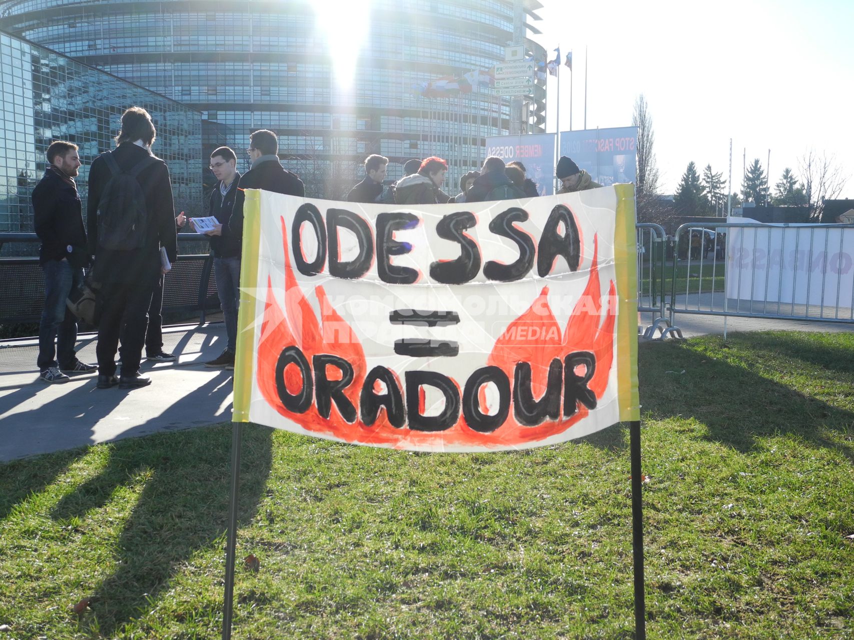 Париж. Пикет в поддержку жителей Донбасса. На снимке: `Одесса=Орадур`.
