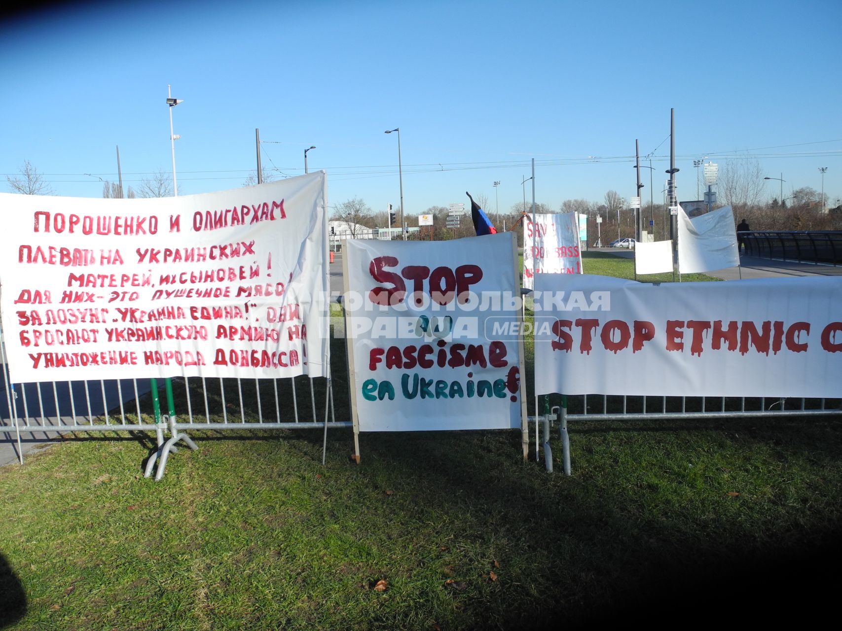 Париж. Пикет в поддержку жителей Донбасса. На снимке: остановите фашизм на Украине.