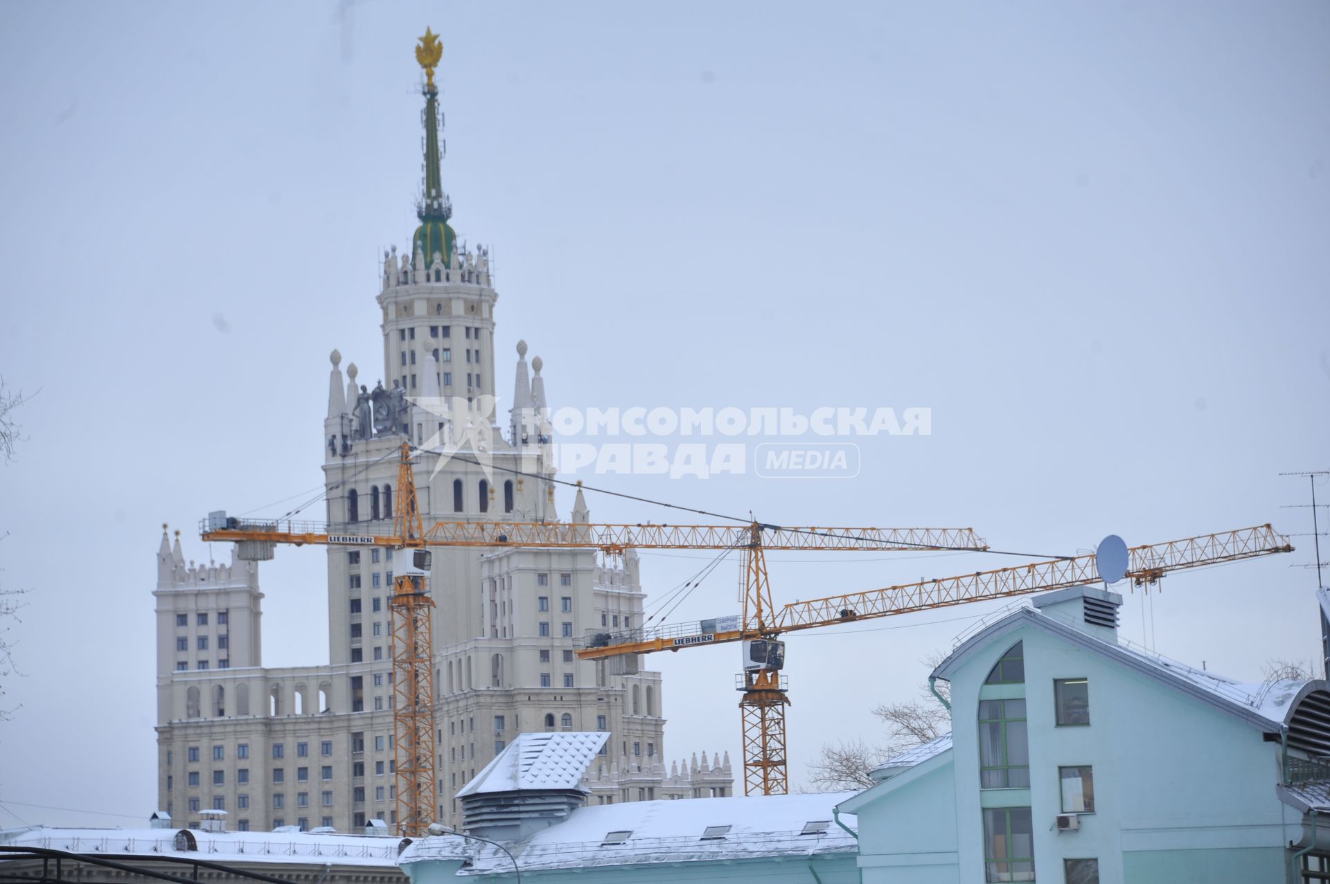 Москва. Строительные краны на фоне жилого дома на Котельнической набережной.