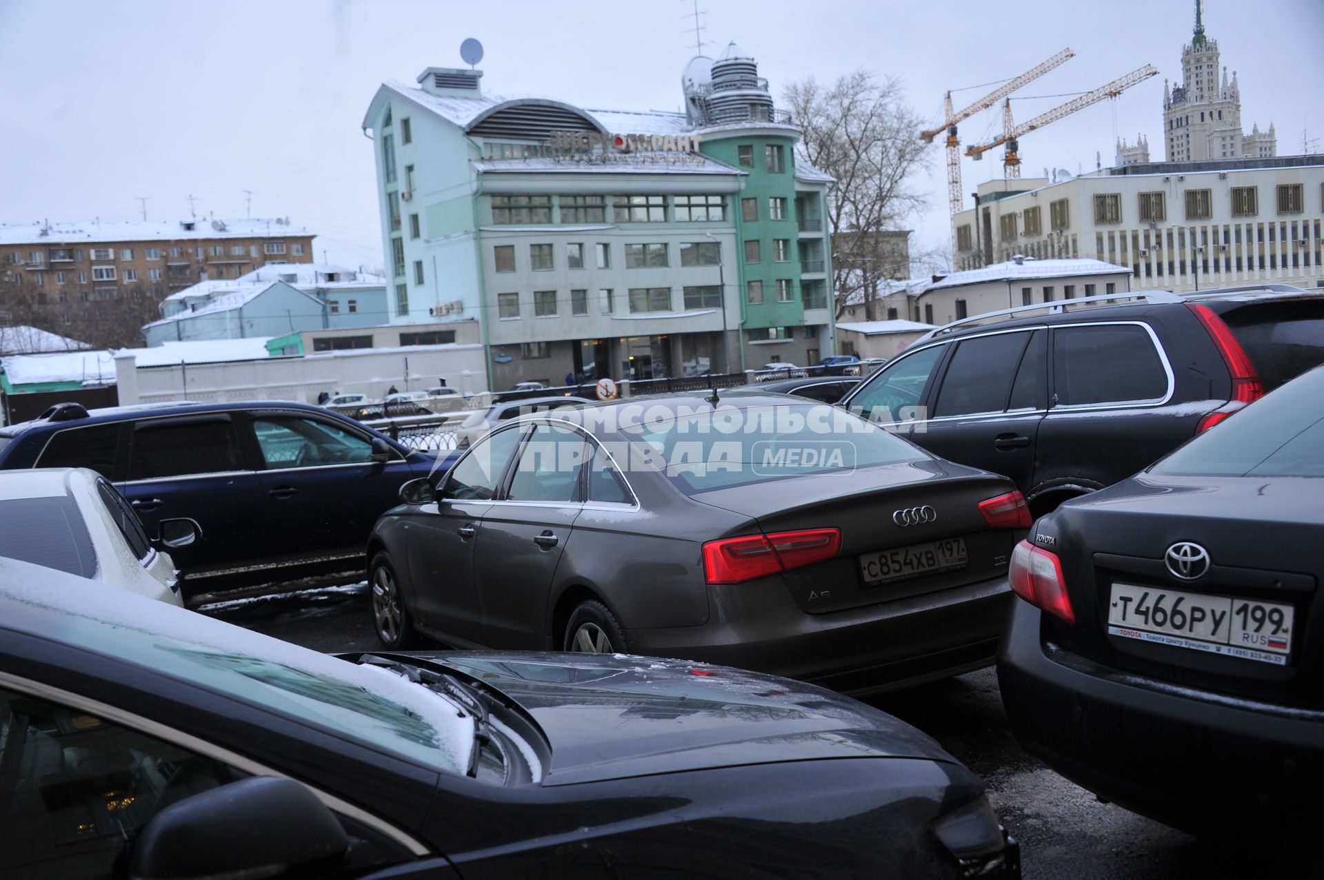 Припаркованные автомобили в центре Москвы.