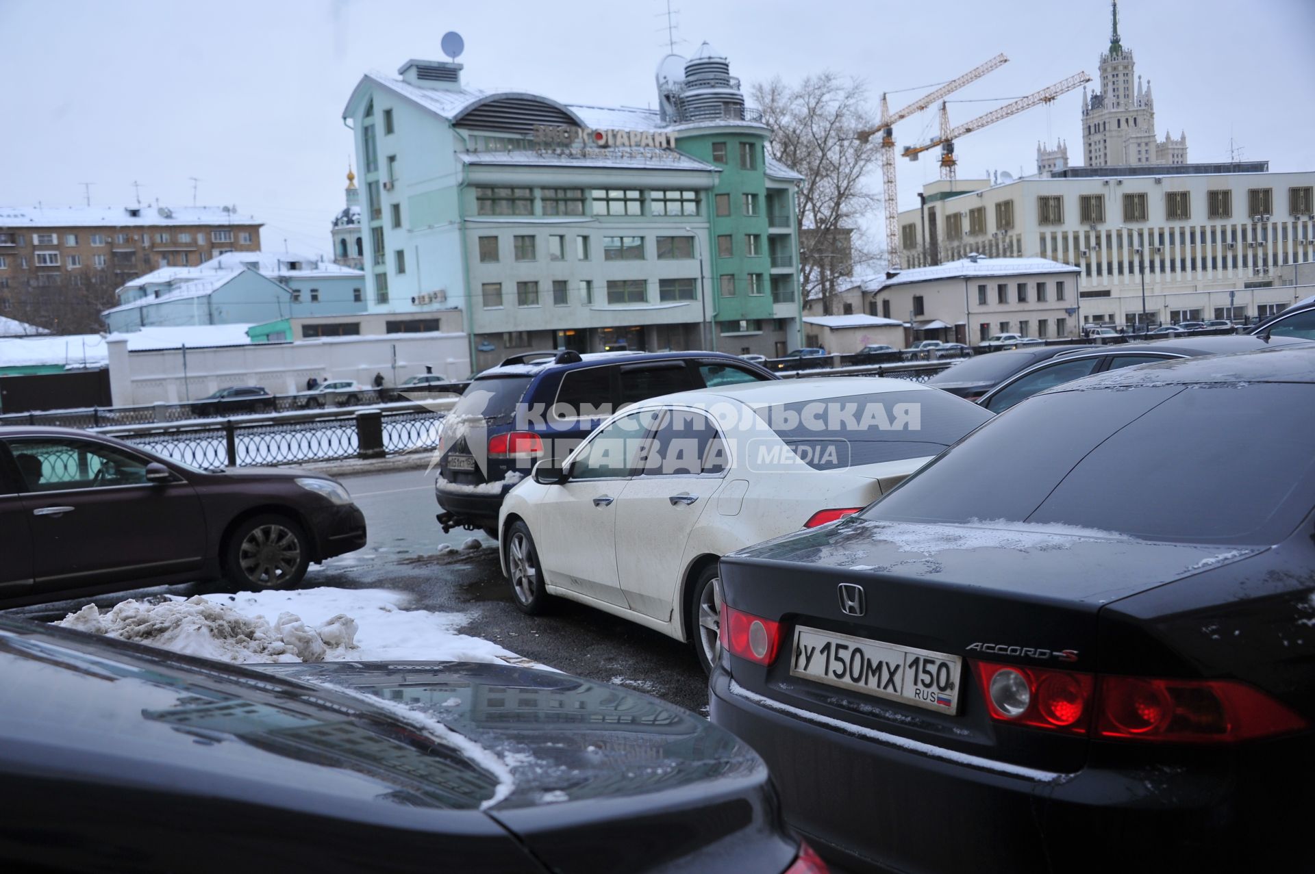 Припаркованные автомобили в центре Москвы.