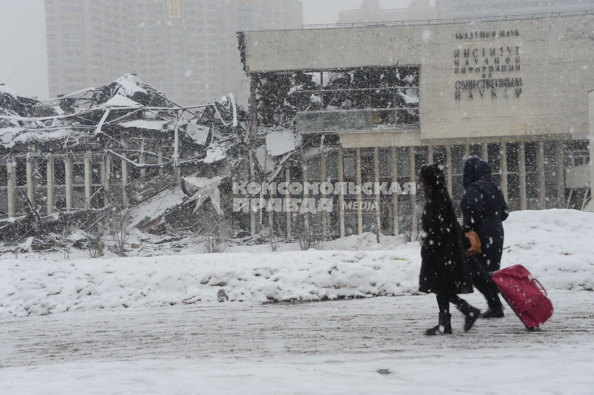 Москва, Нахимовский просп., 51/21. Сгоревшее здание  Фундаментальной библиотеки Института научной информации по общественным наукам (ИНИОН).