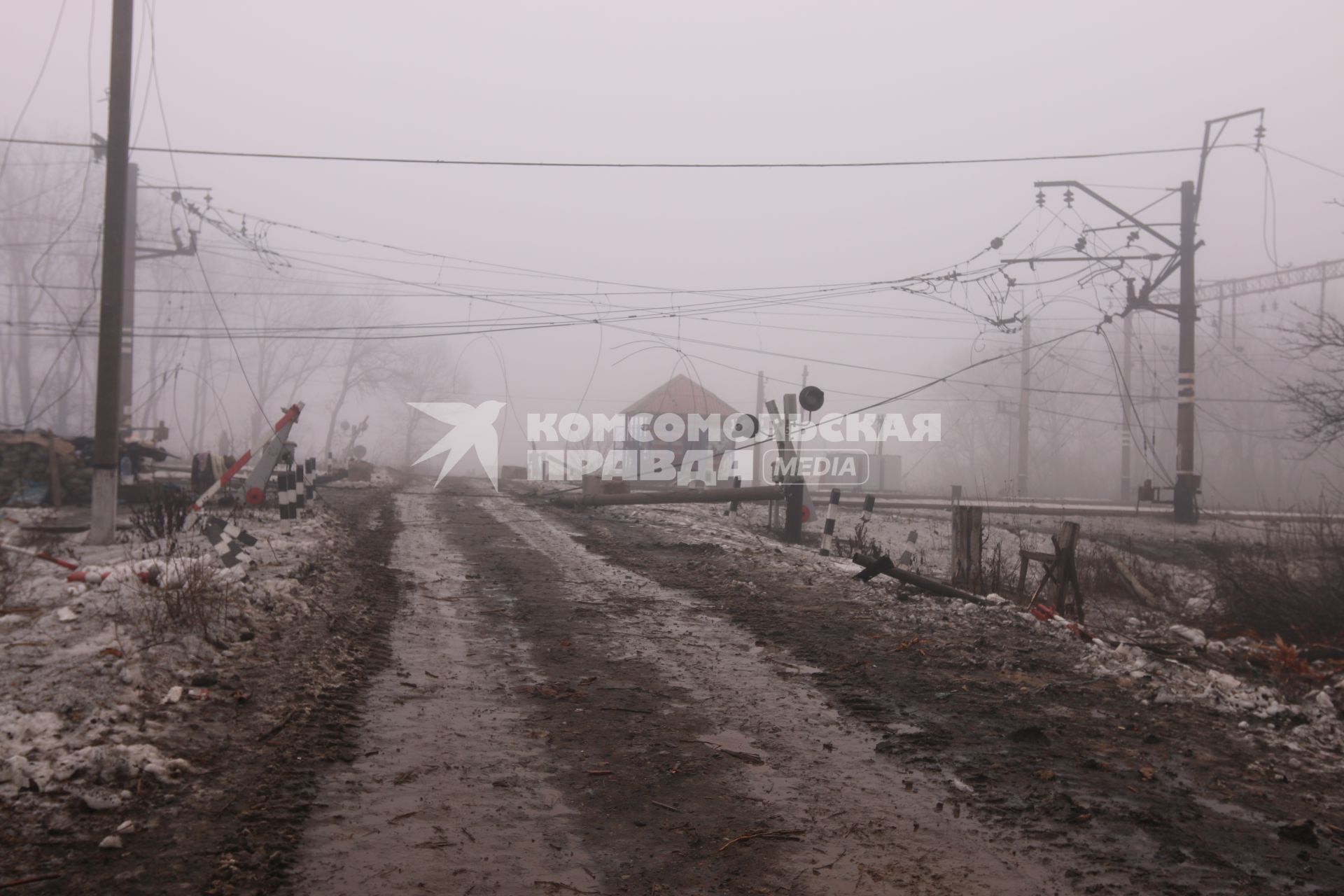 Углегорск перешел под контроль подразделений ДНР. На снимке: железнодорожный переезд.