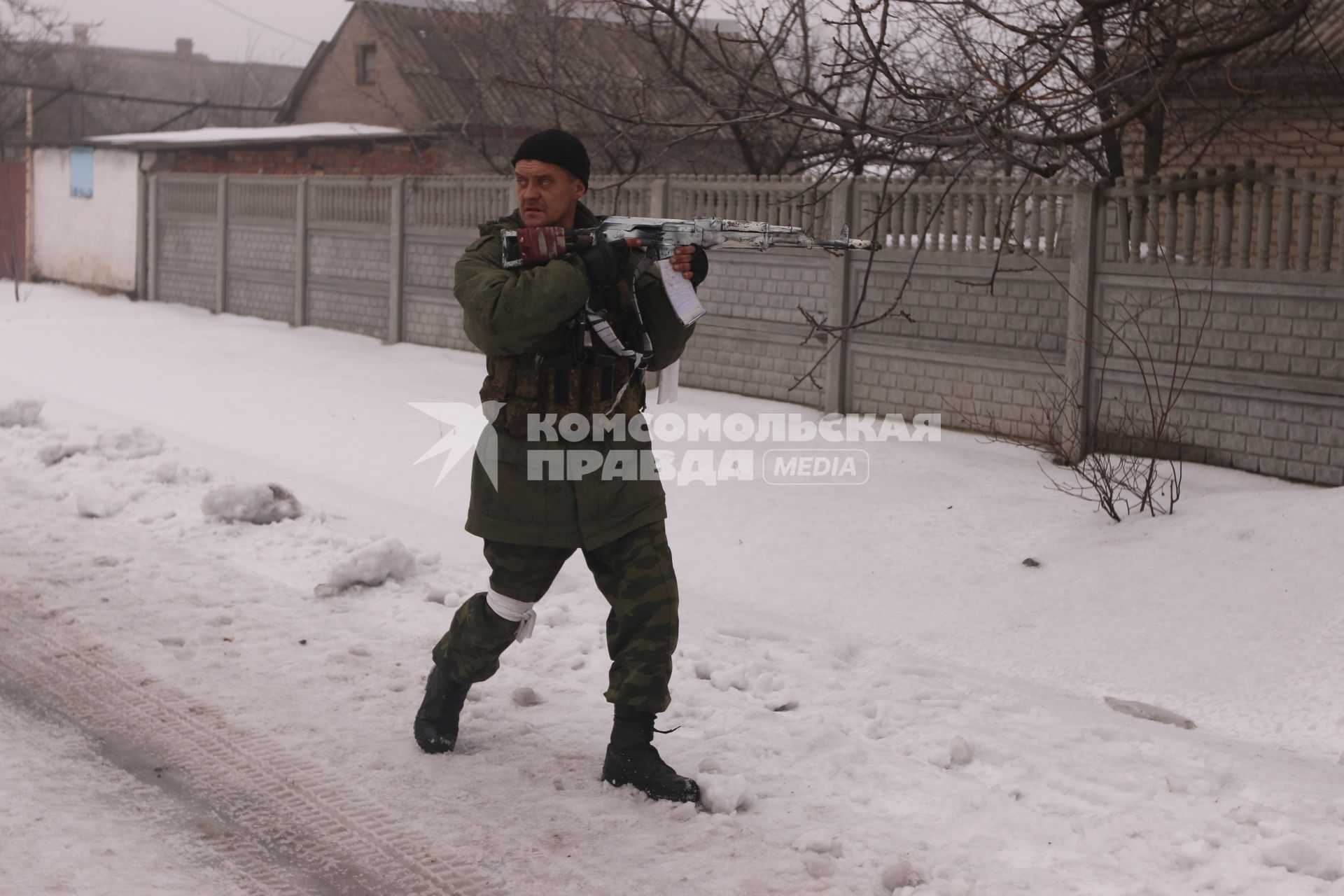 Углегорск перешел под контроль подразделений ДНР. На снимке: ополченец с автоматом.