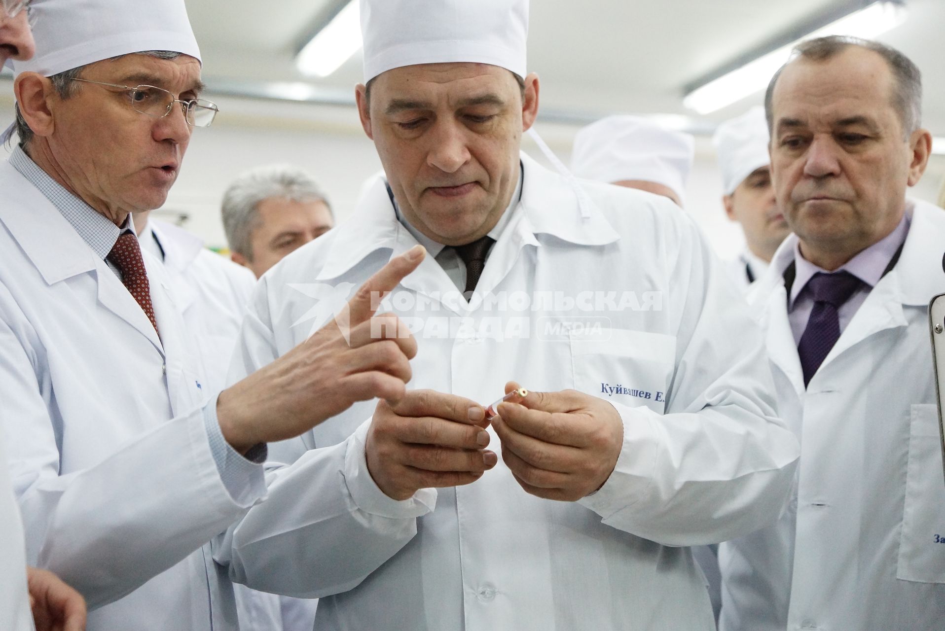 Губернатор Свердловской области Евгений Куйвашев (в центре) и представитель совета директоров ООО \"Медсинтез\" Александр Петров (слева) на производственной линии инсулина. Научно-внедренческий биофармацевтический технопарк в городе Новоуральск Свердловской области. Технопарк стал основным предприятием ориентированым на импортозамещение в фармацевтической промышленности.