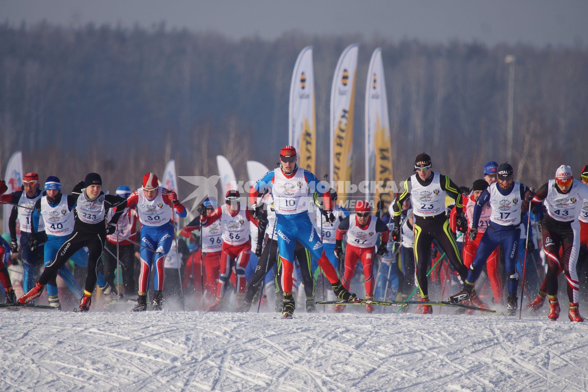 Участники всероссийской лыжной гонки \"Лыжня России 2015\" во время мужского забега среди спортсменов. Екатеринбург