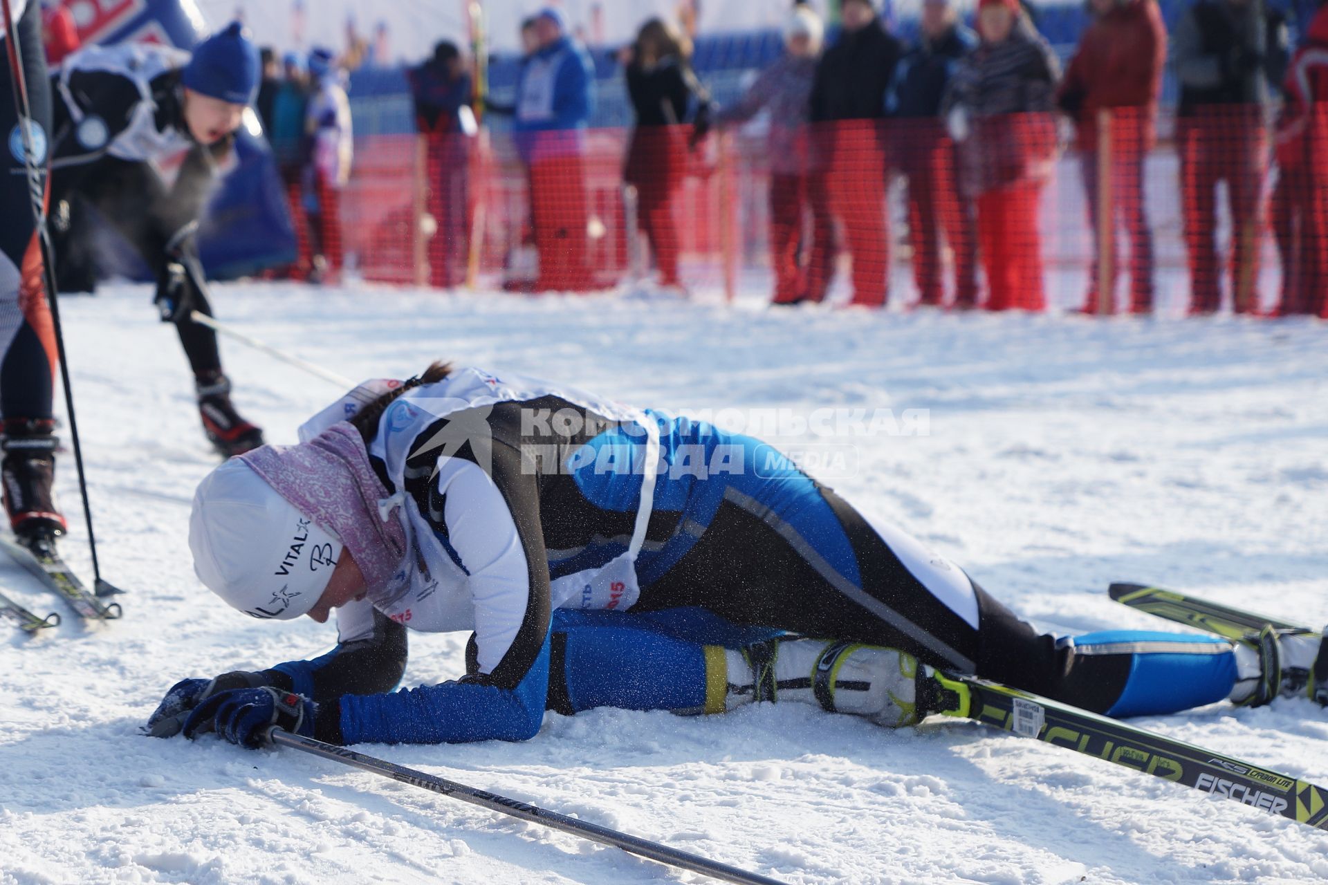 Участница всероссийской лыжной гонки \"Лыжня России 2015\" лежит на снегу после финиша в женском забеге среди спортсменов. Екатеринбург