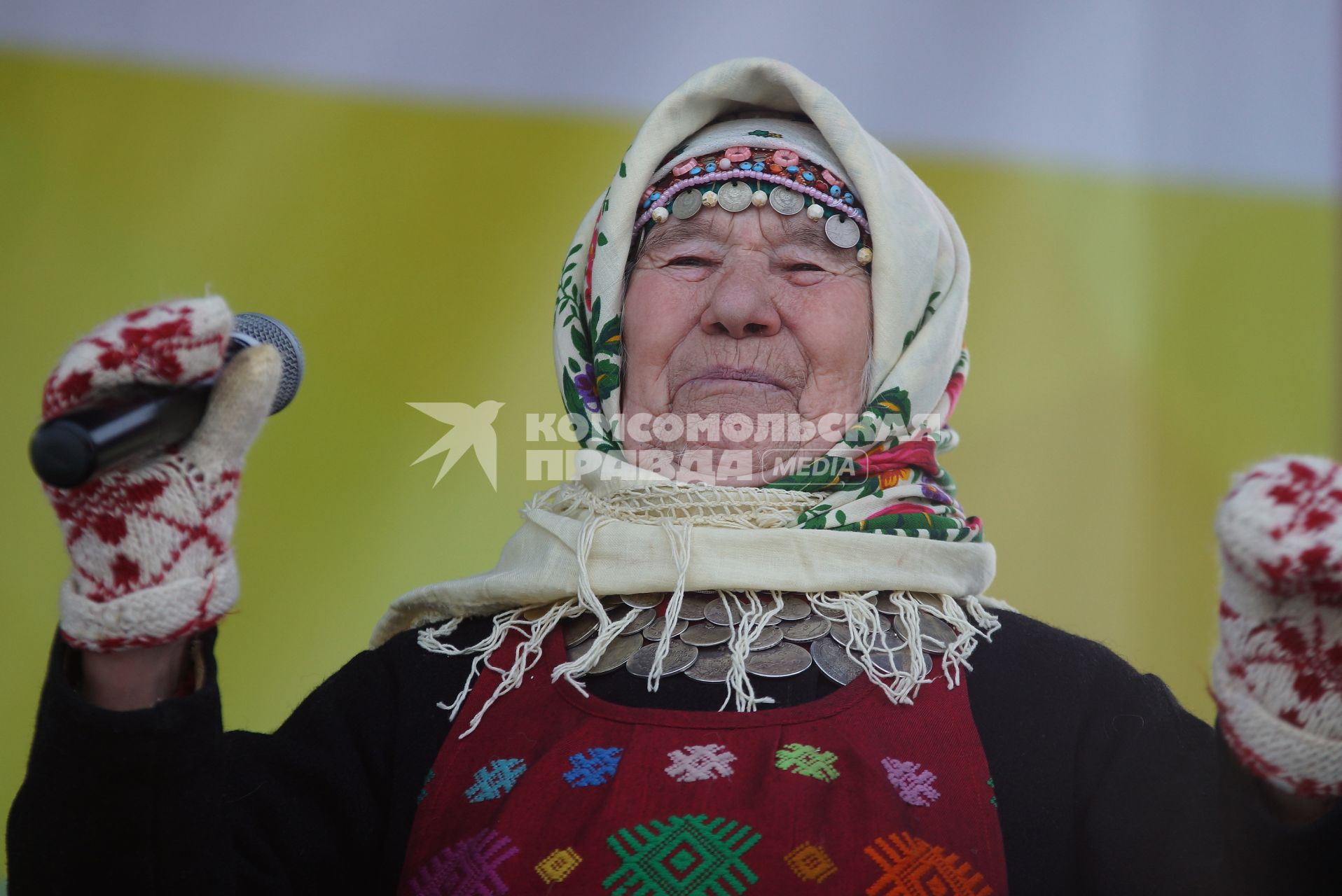 музыкальный фольклорный коллектив \"Бурановские бабушки\" во  время всероссийской лыжной гонки \"Лыжня России 2015\" во время женского забега среди спортсменов. Екатеринбург