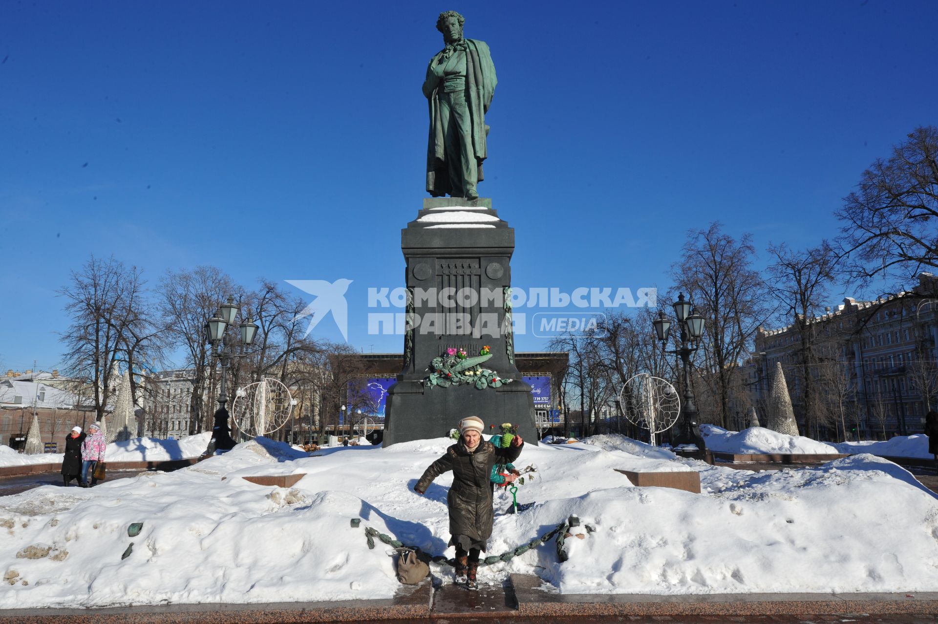 Памятник поэту Александру Пушкину на Пушкинской площади в Москве.