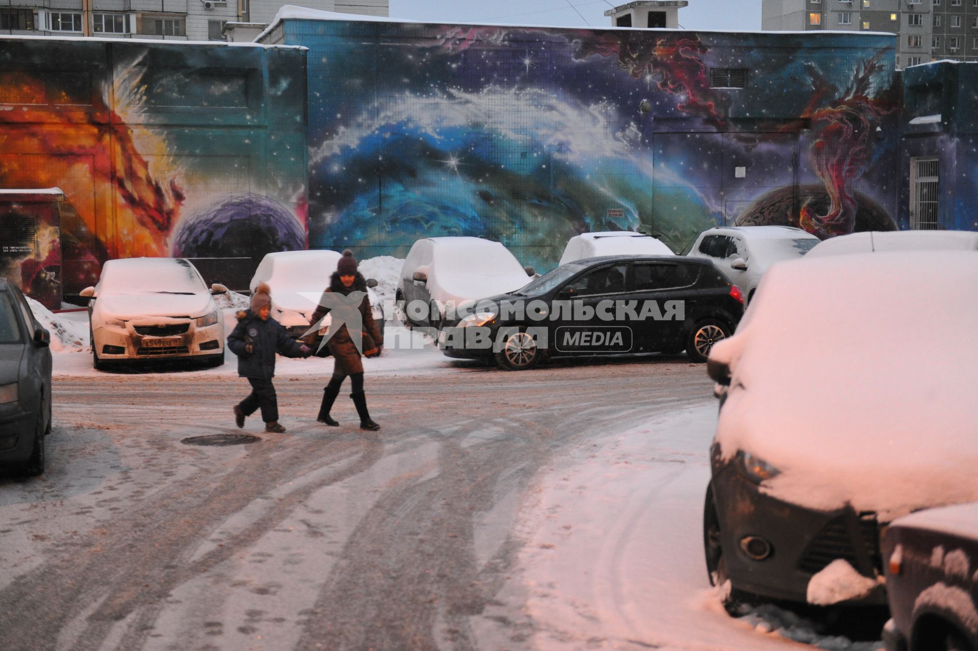 Снег в Москве. На снимке: женщина с ребенком