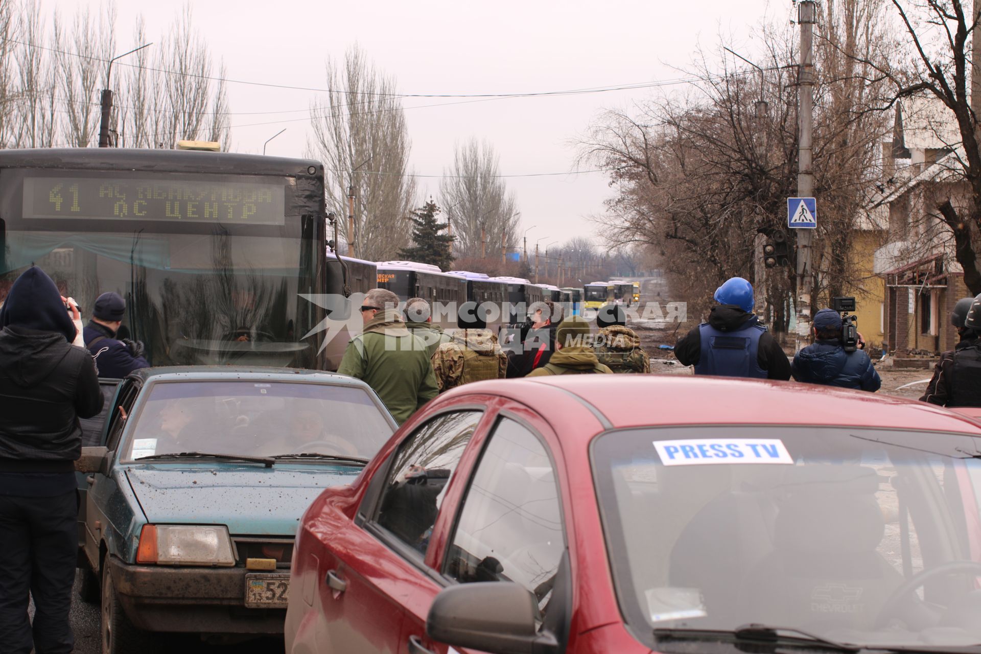 г.Углегорск, подконтрольный армии ДНР. На снимке: автобусы для эвакуации мирных жителей из Дебальцево и Артемовска в Донецк.