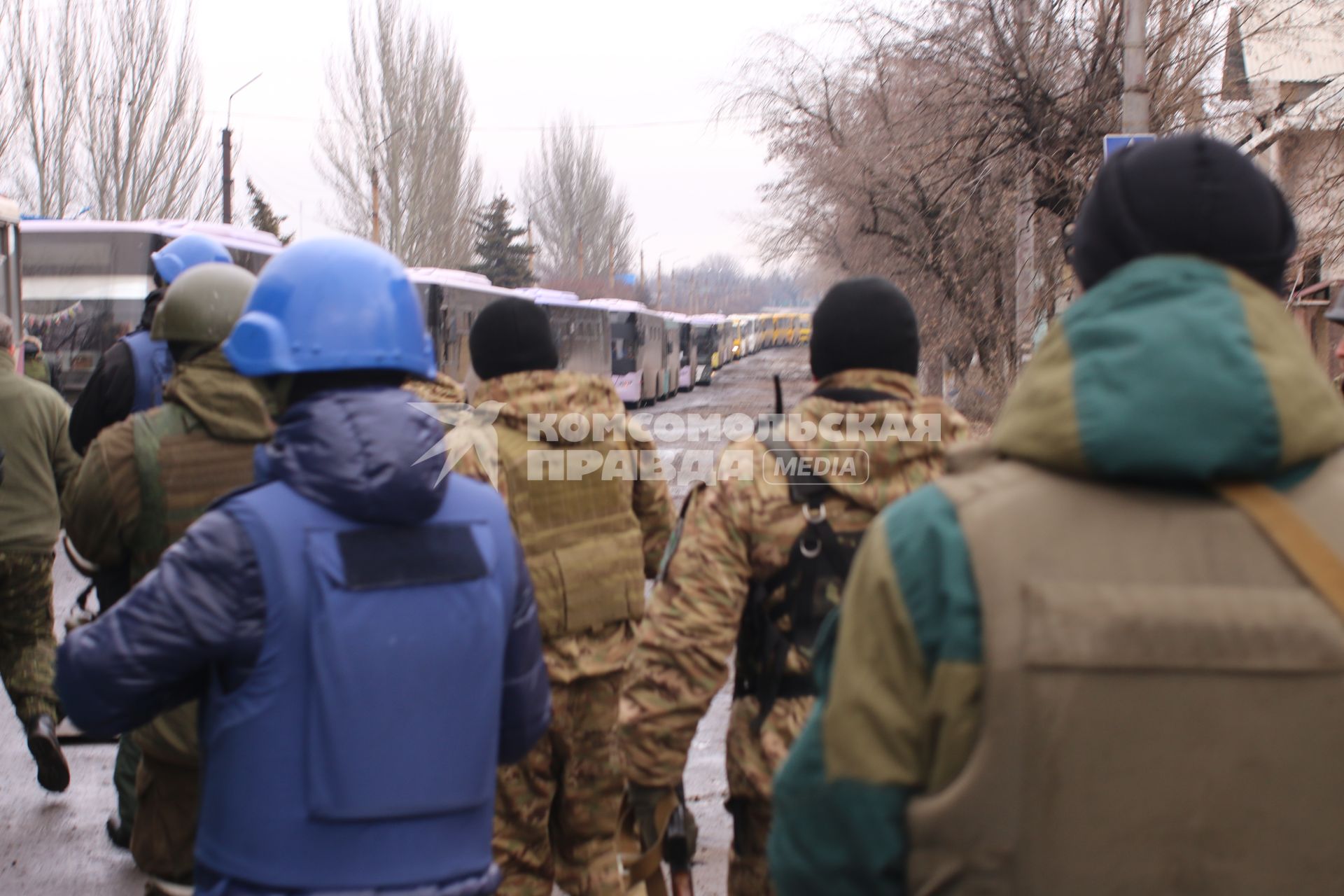 г.Углегорск, подконтрольный армии ДНР. На снимке: автобусы для эвакуации мирных жителей из Дебальцево и Артемовска в Донецк.