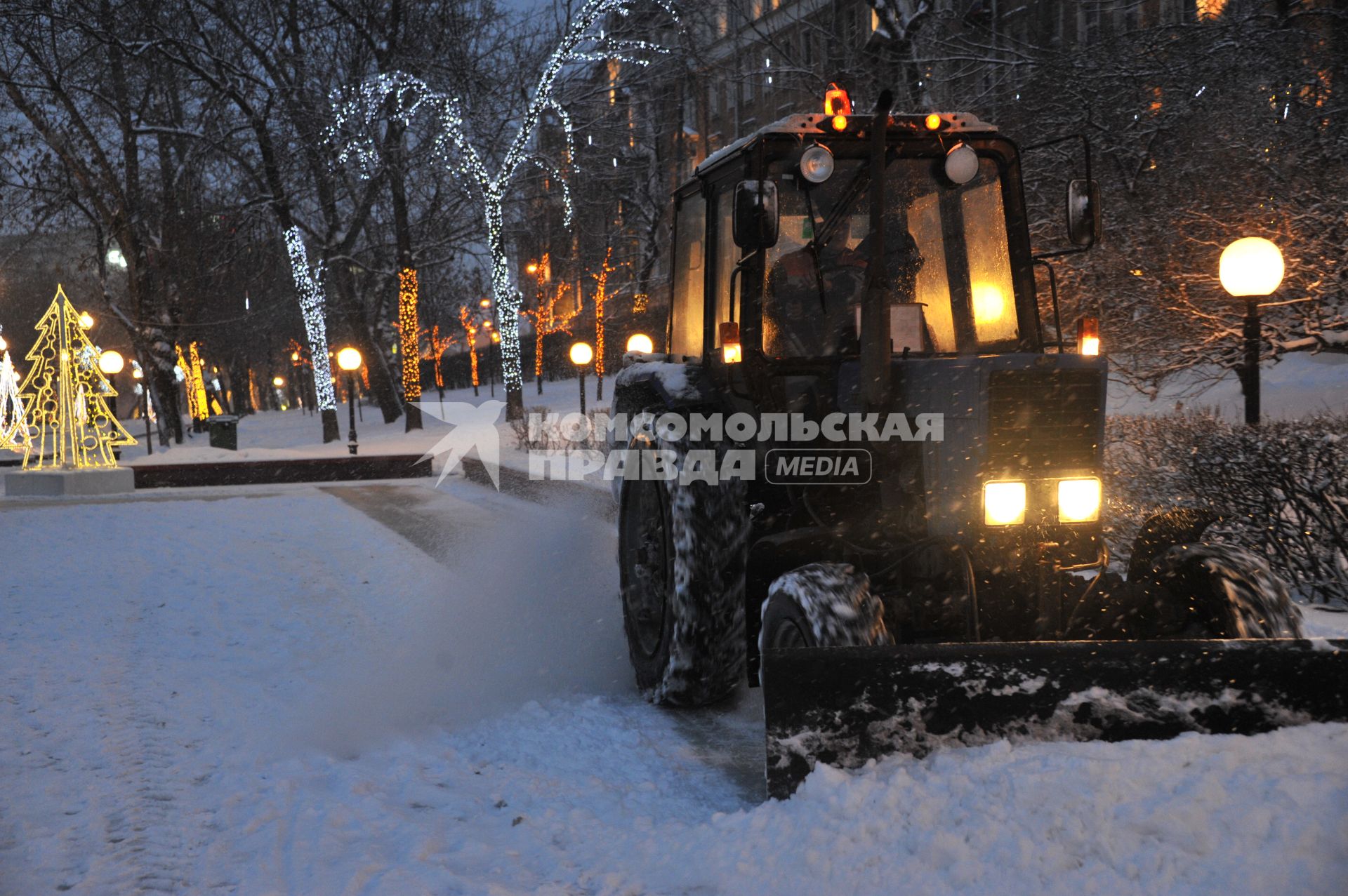 Москва. Уборка снега на Сретенском бульваре.