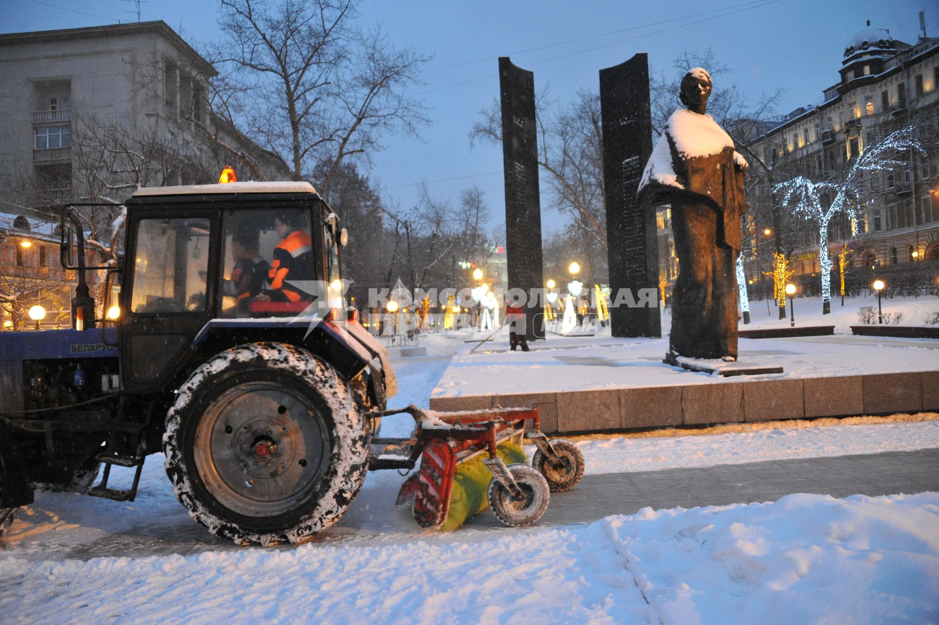 Виды Москвы. Памятник Н.К. Крупской на Сретенском бульваре