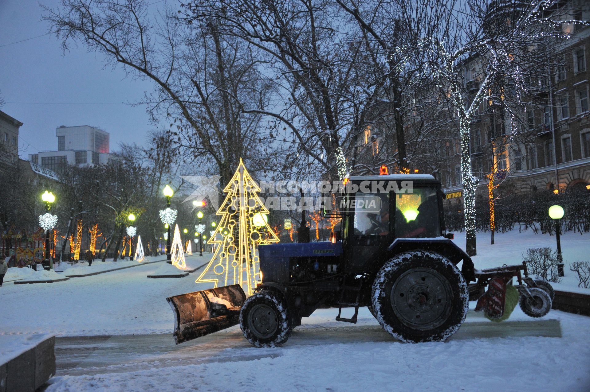 Москва. Уборка снега на Сретенском бульваре.