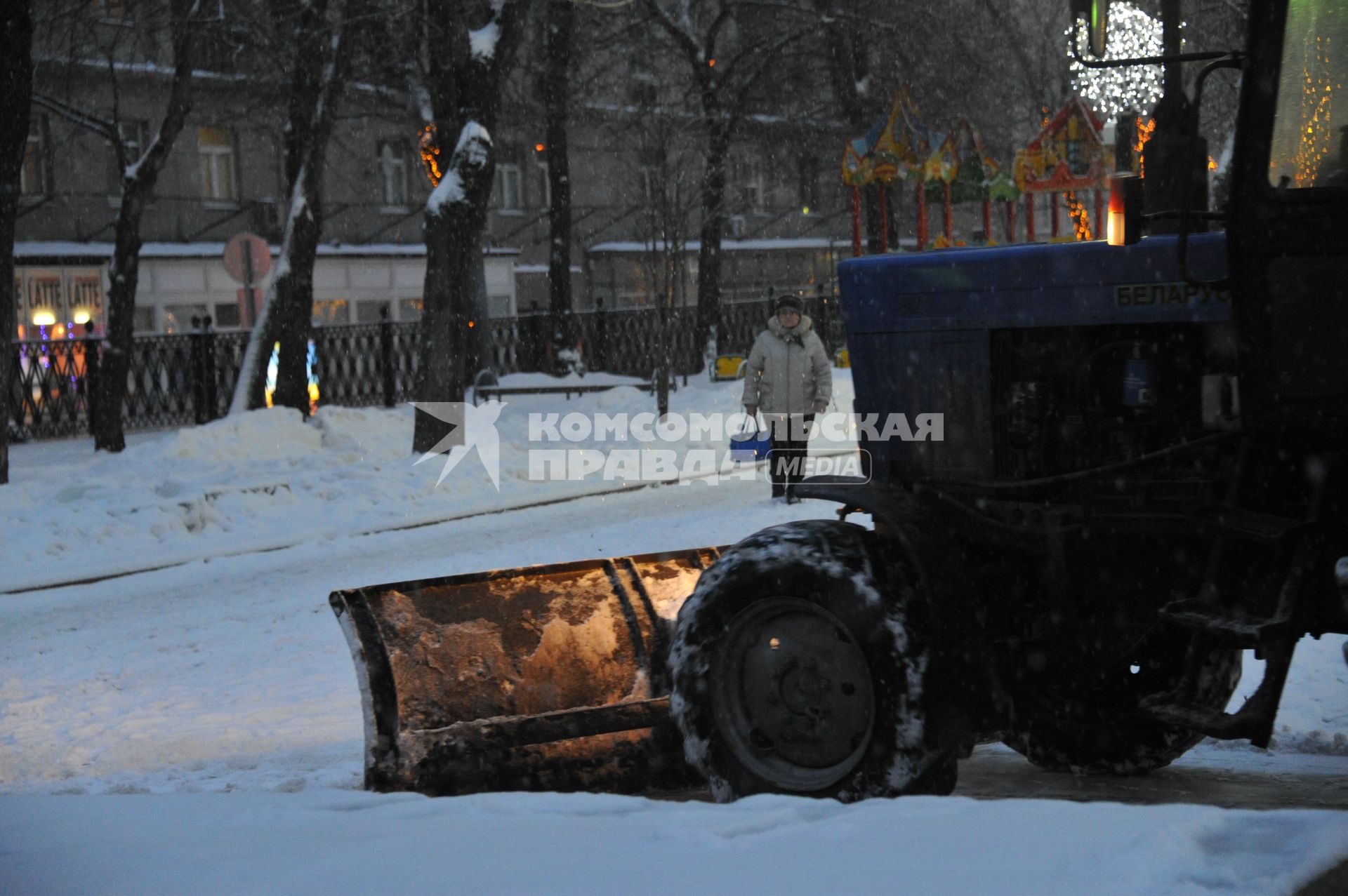 Москва. Уборка снега на Сретенском бульваре.