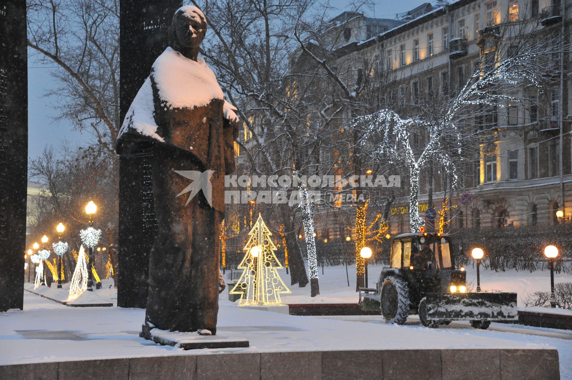 Виды Москвы. Памятник Н.К. Крупской на Сретенском бульваре