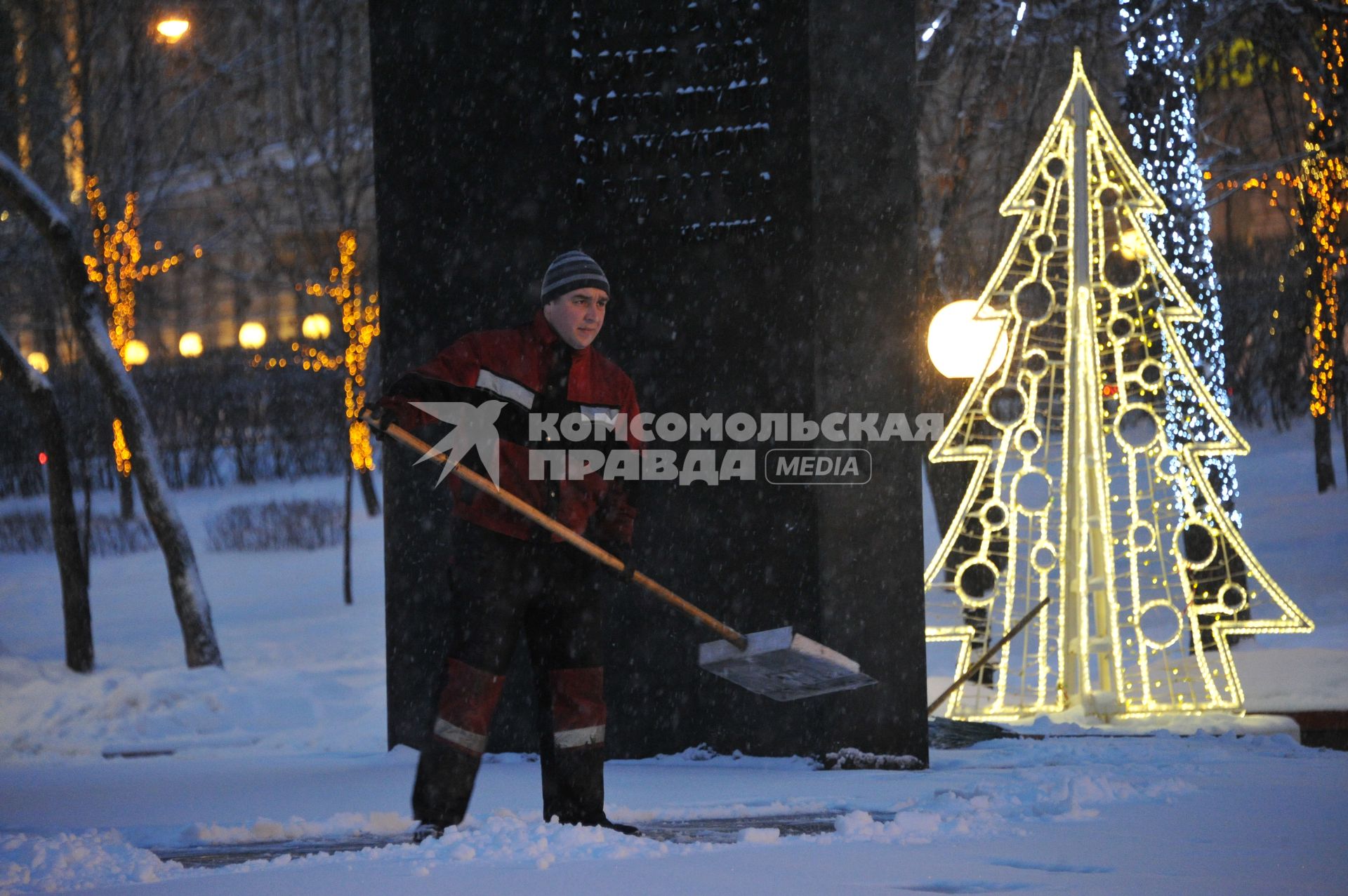 Москва. Уборка снега на Сретенском бульваре.