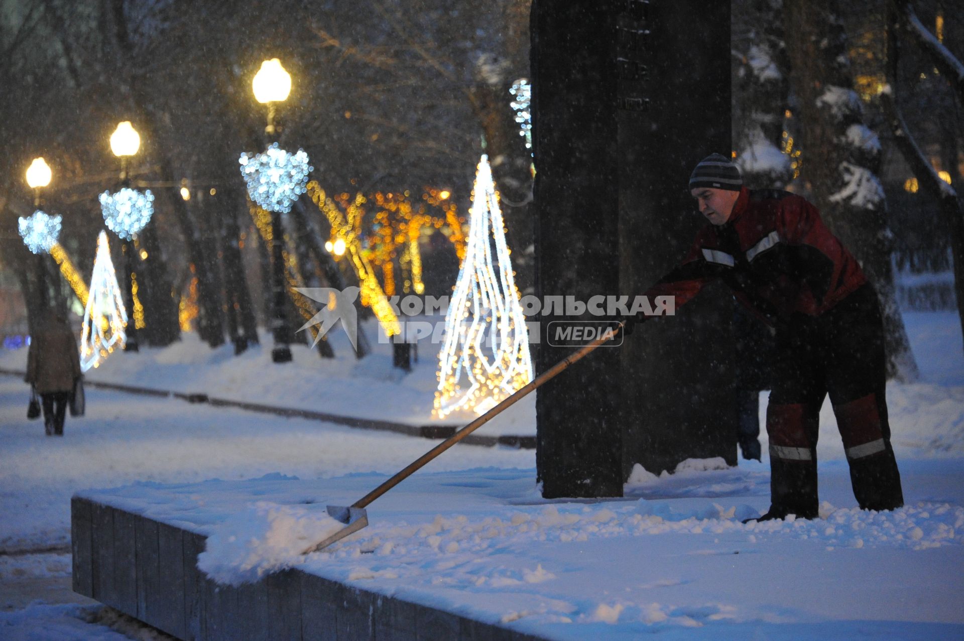 Москва. Уборка снега на Сретенском бульваре.