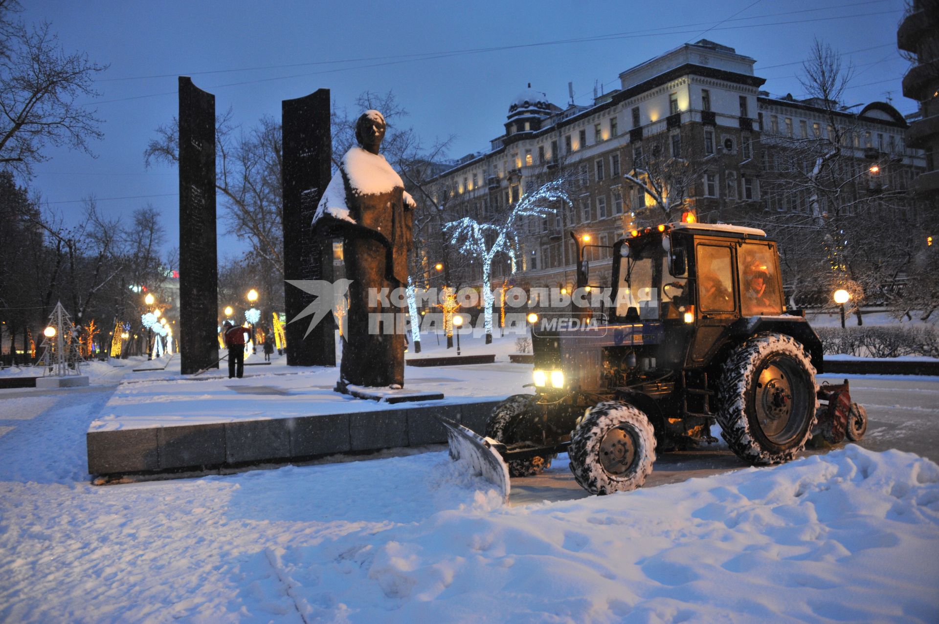 Виды Москвы. Памятник Н.К. Крупской на Сретенском бульваре