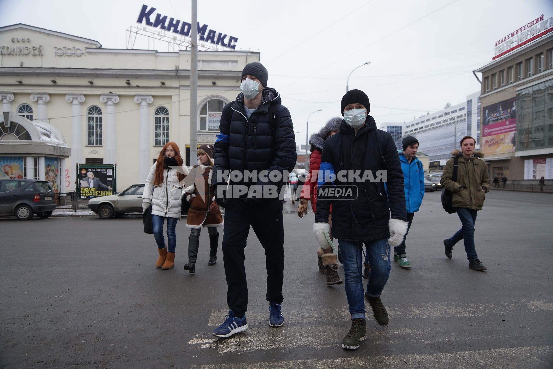 парни в медицинских масках идут по улице. Акция \"МАСКАрад\" в Екатеринбурге, в ходе которой горожанам раздавали маски, для снижения заболеваемости ОРВИ.