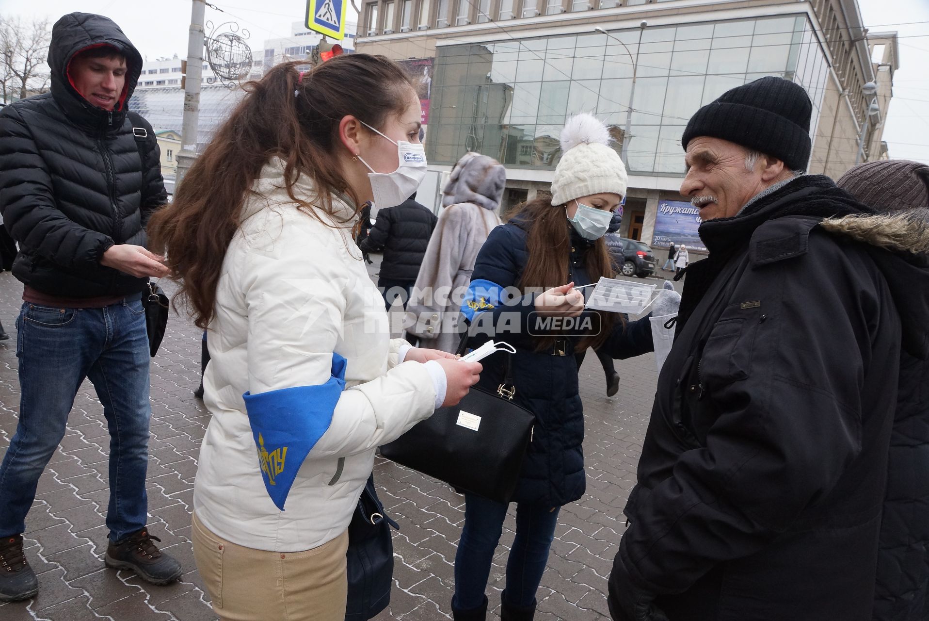 девушки раздают  медицинские маски горожанам в ходе Акции \"МАСКАрад\"  для снижения заболеваемости ОРВИ. в Екатеринбурге