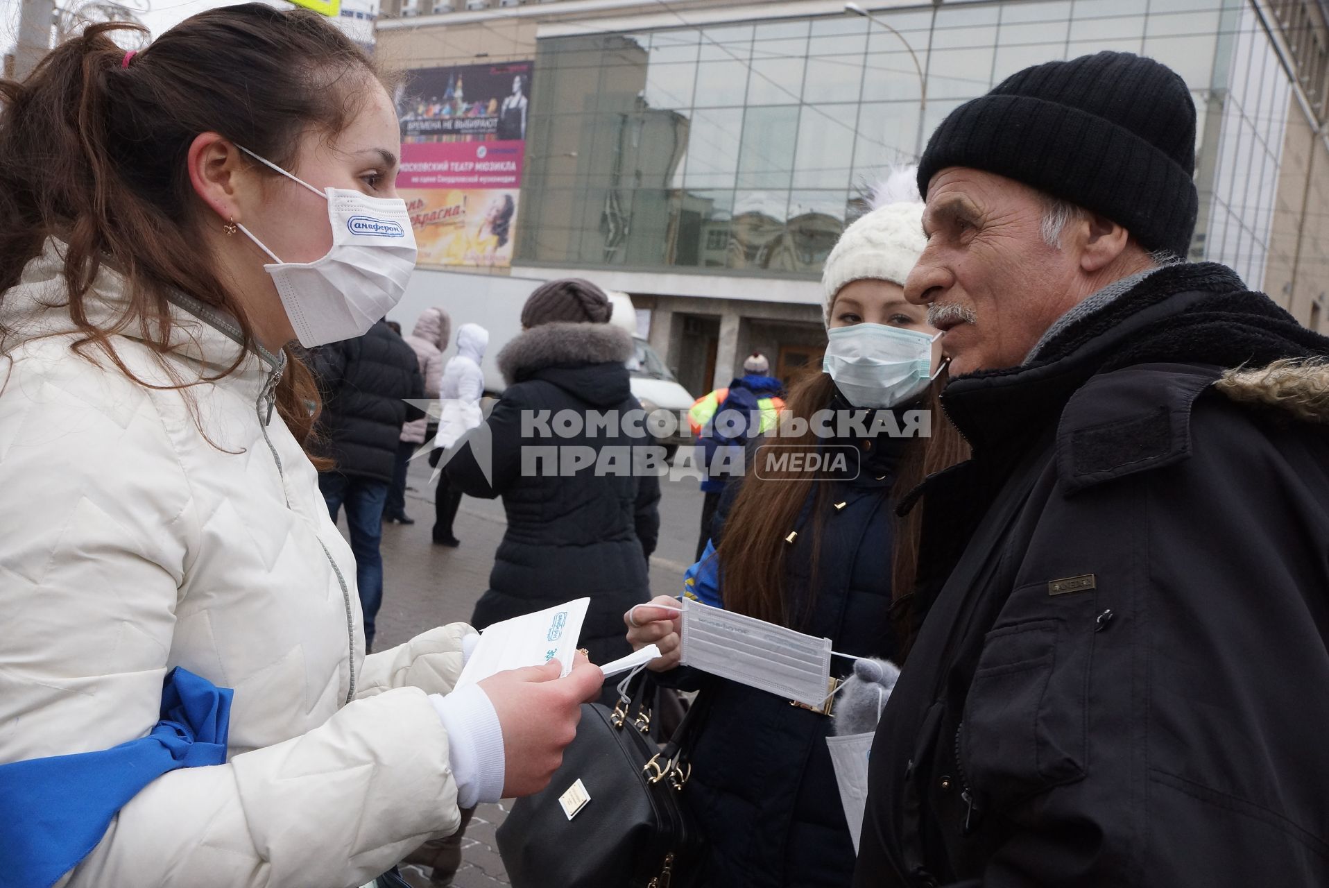 девушки раздают  медицинские маски горожанам в ходе Акции \"МАСКАрад\"  для снижения заболеваемости ОРВИ. в Екатеринбурге