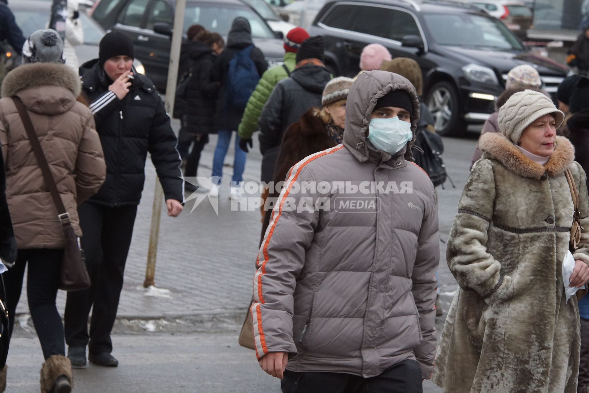 парень в медицинской маске дет по улице. Акция \"МАСКАрад\" в Екатеринбурге, в ходе которой горожанам раздавали маски, для снижения заболеваемости ОРВИ.