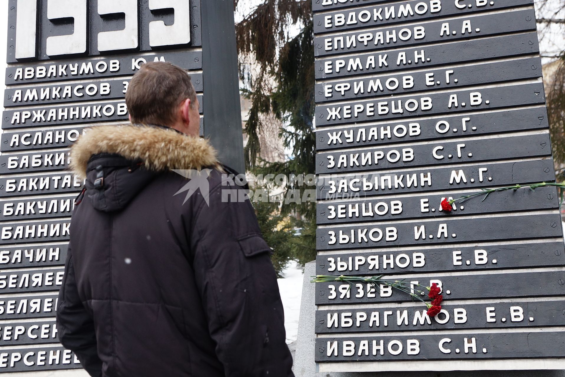 Возложение цветов к памятнику войнам-интернационалистам \"Черный тюльпан\", во время вахты памяти войнов погибших в афганистане