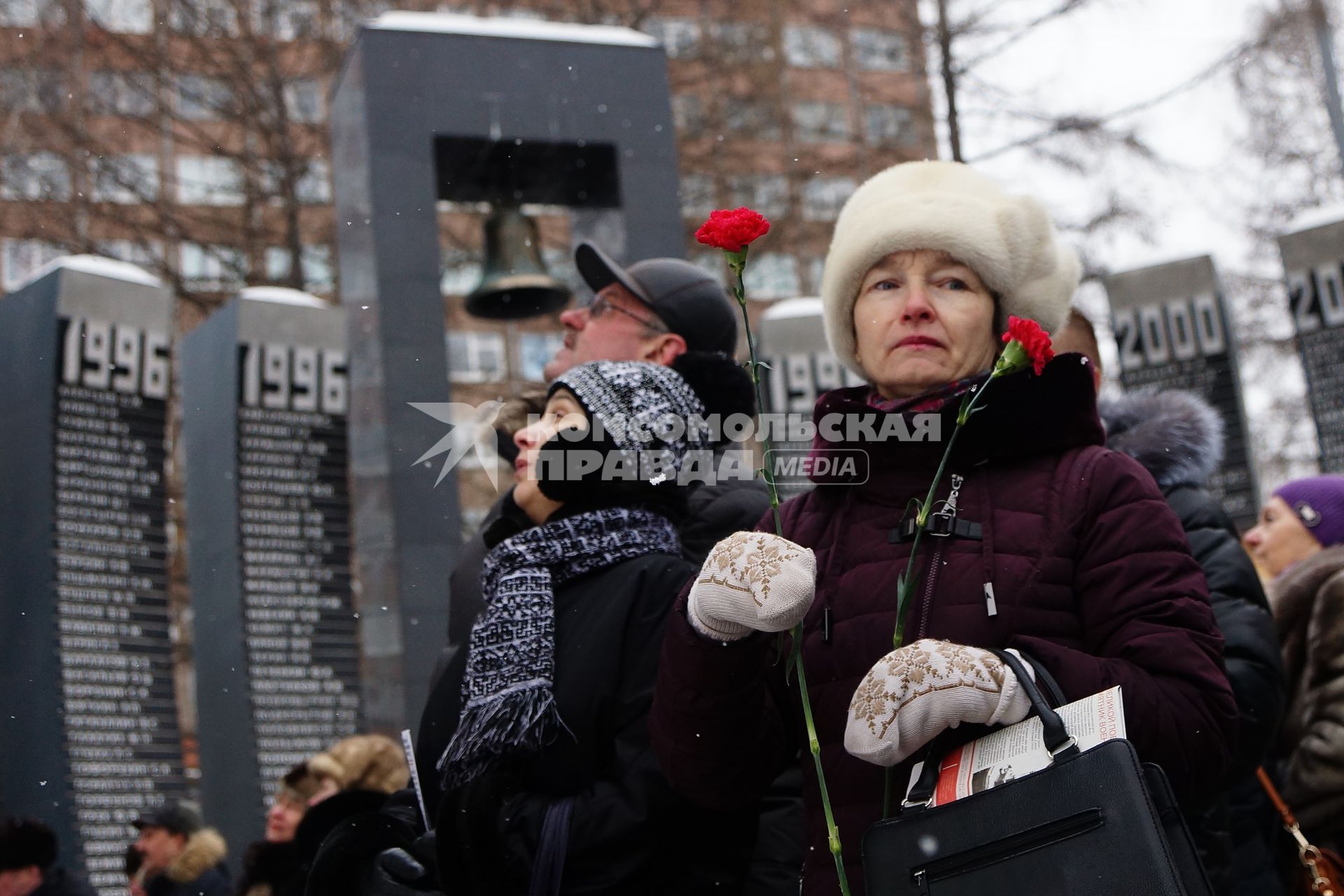 женщина с гвоздиками, на возложении цветов к памятнику войнам-интернационалистам \"Черный тюльпан\", во время вахты памяти войнов погибших в афганистане