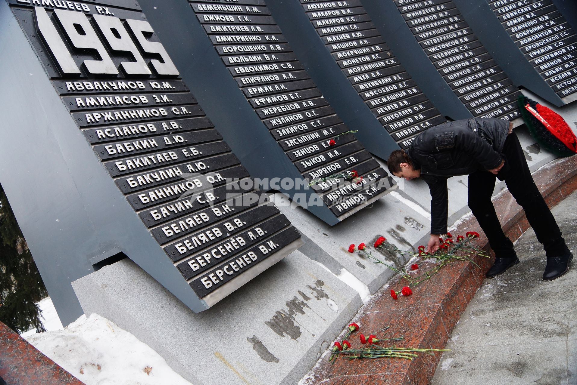 Возложение цветов к памятнику войнам-интернационалистам \"Черный тюльпан\", во время вахты памяти войнов погибших в афганистане