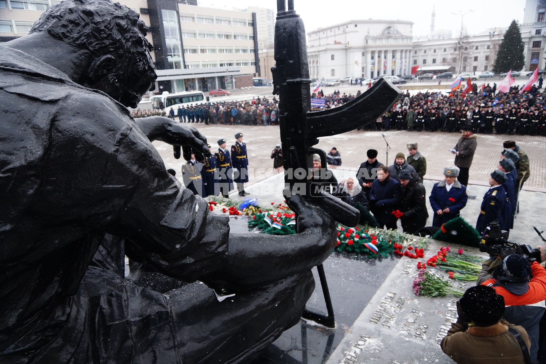 Возложение цветов к памятнику войнам-интернационалистам \"Черный тюльпан\", во время вахты памяти войнов погибших в афганистане