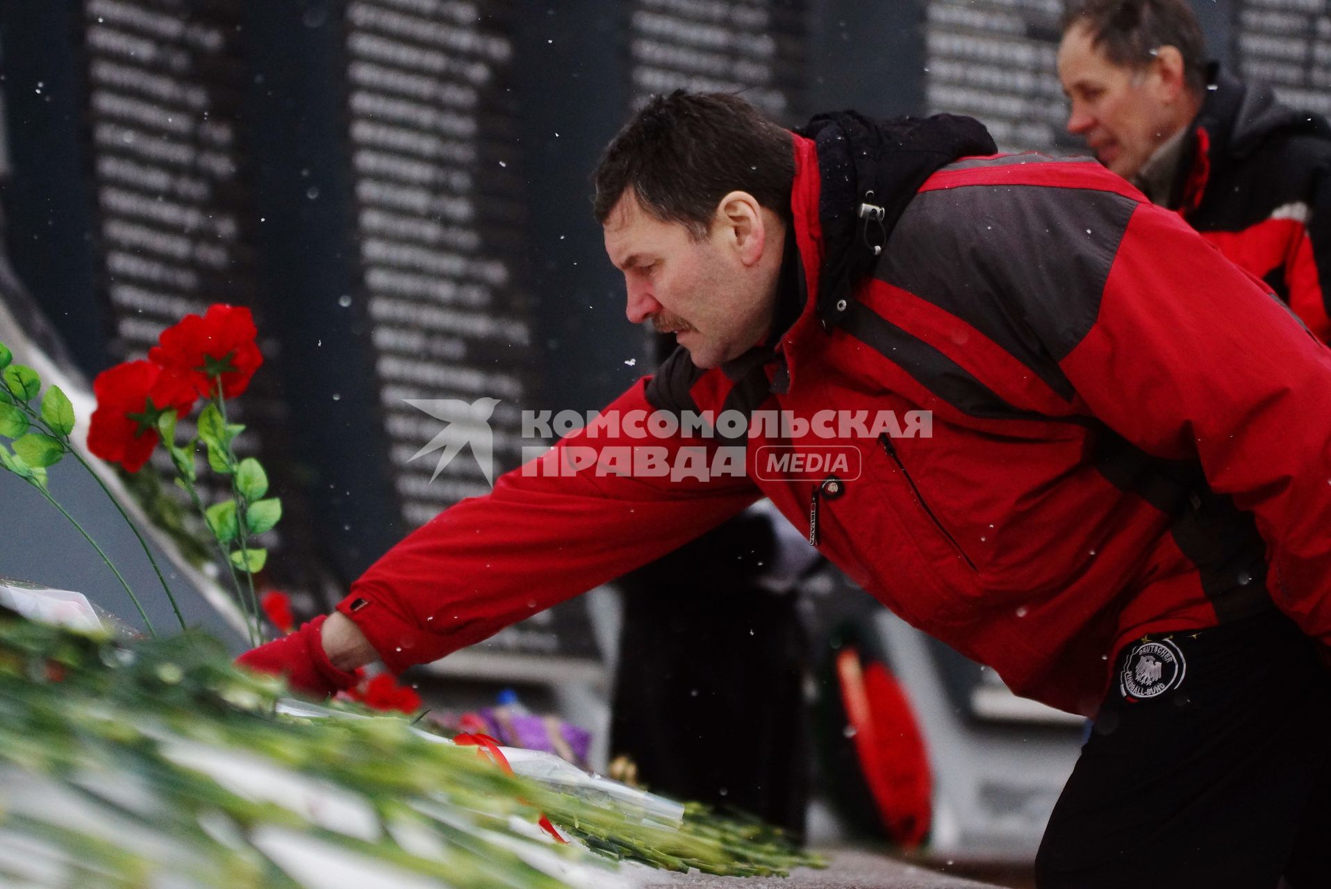 Возложение цветов к памятнику войнам-интернационалистам \"Черный тюльпан\", во время вахты памяти войнов погибших в афганистане