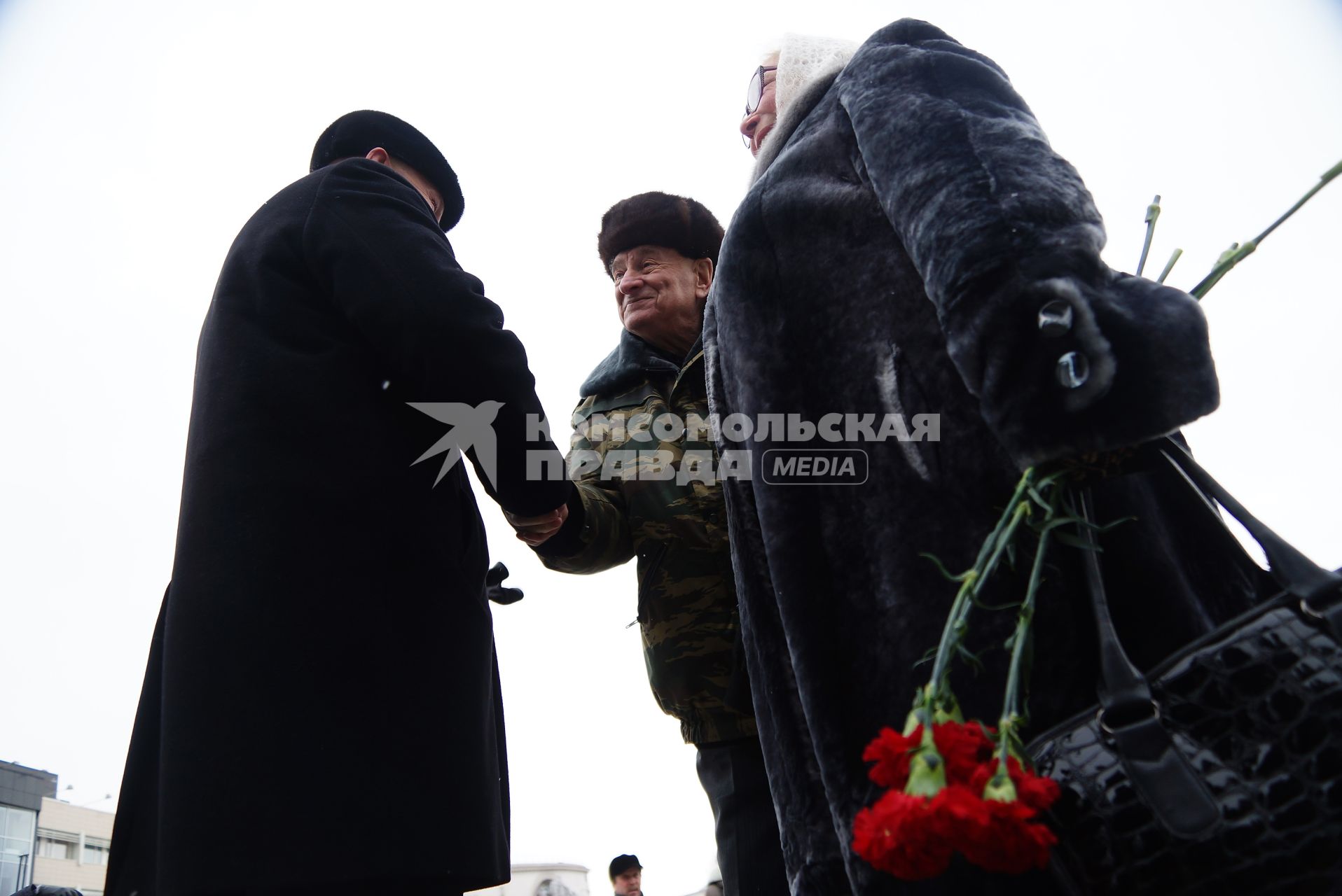 Семен Спектр (в центре) - ведущий хирург Свердловского госпиталя для ветеранов всех войн, перед началом митинга памяти войнов погибших в афганистане