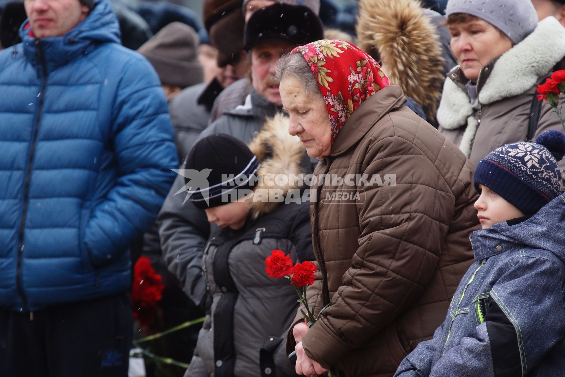 пожилая женщина держит букет гвоздик, во время вахты памяти войнов погибших в афганистане, у памятника войнам-интернационалистам \"Черный тюльпан\" в Екатеринбурге