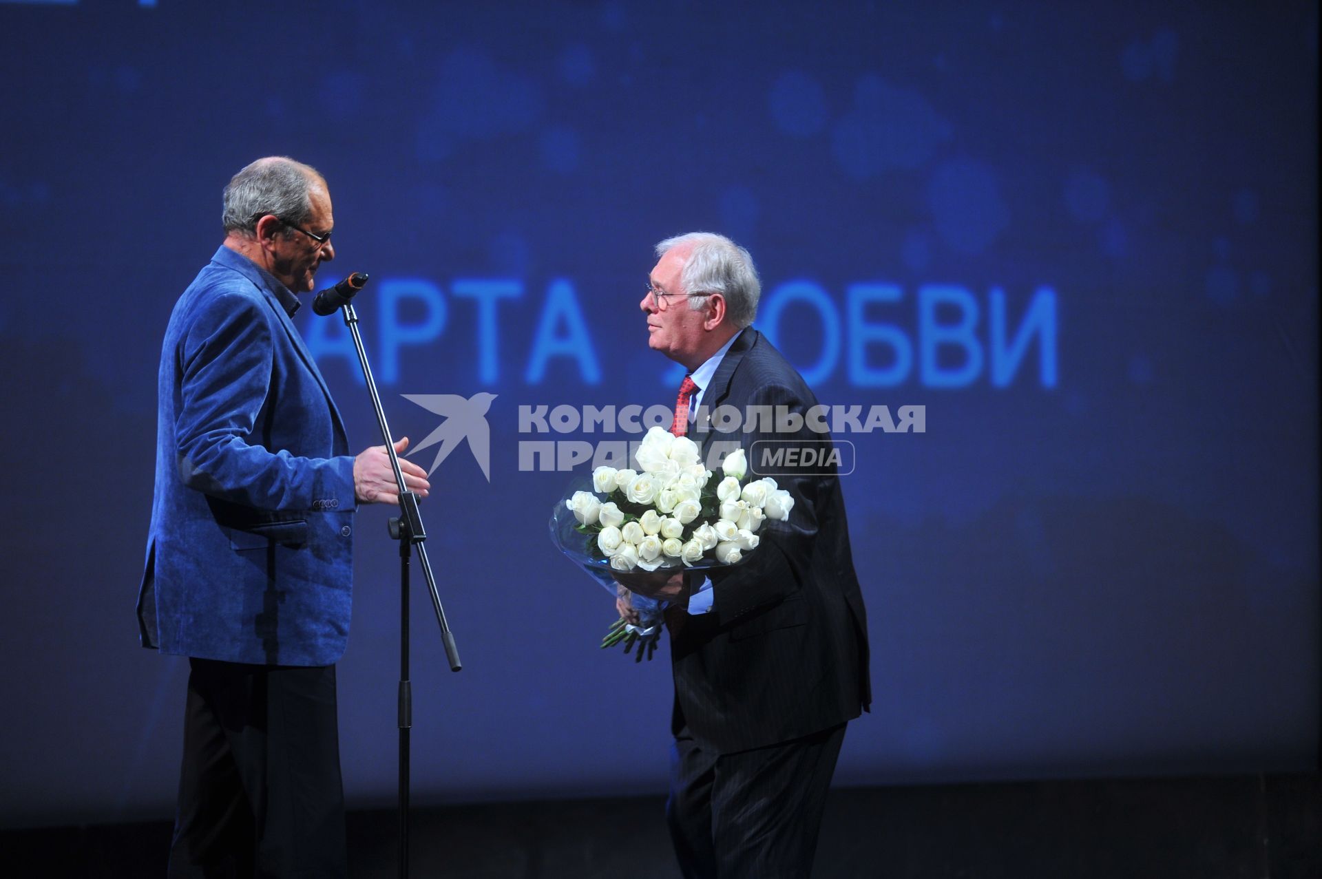 Театр Маяковского. Вечер посвященный  75-летию Эммануила Виторгана. На снимке:  актер Эммануил Виторган и директор НИИ неотложной детской хирургии и травматологии, глава Национальной медицинской палаты Леонид Рошаль.