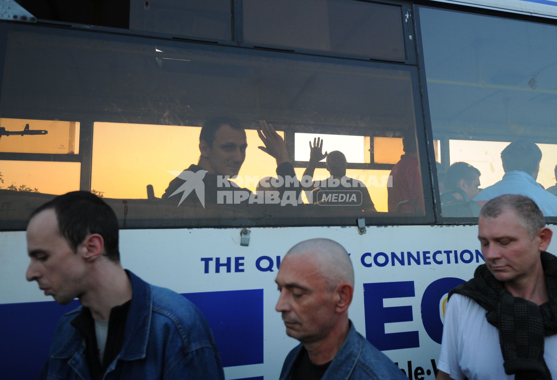 Донецкая область. Обмен военнопленными между ДНР и украинской стороной. На снимке: освобожденные ополченцы ДНР выходят из автобуса.