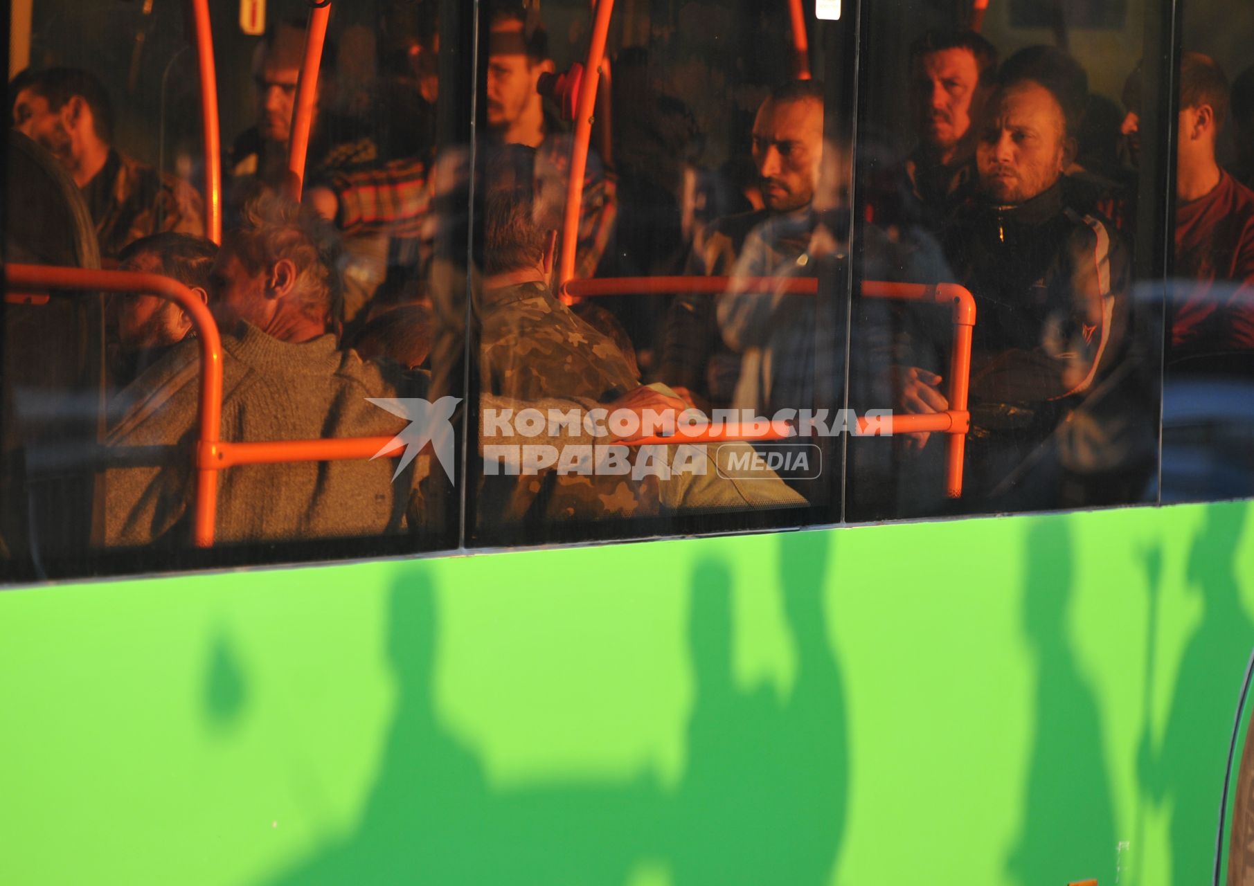 Донецкая область. Обмен военнопленными между ДНР и украинской стороной. На снимке: пленные украинские военнослужащие в автобусе во время обмена.