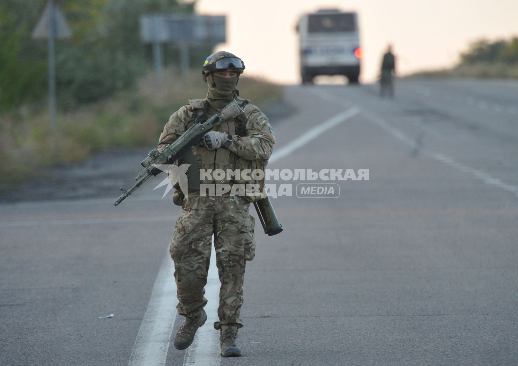 Донецкая область. Обмен военнопленными между ДНР и украинской стороной. На снимке: украинский военный с автоматом на трассе.