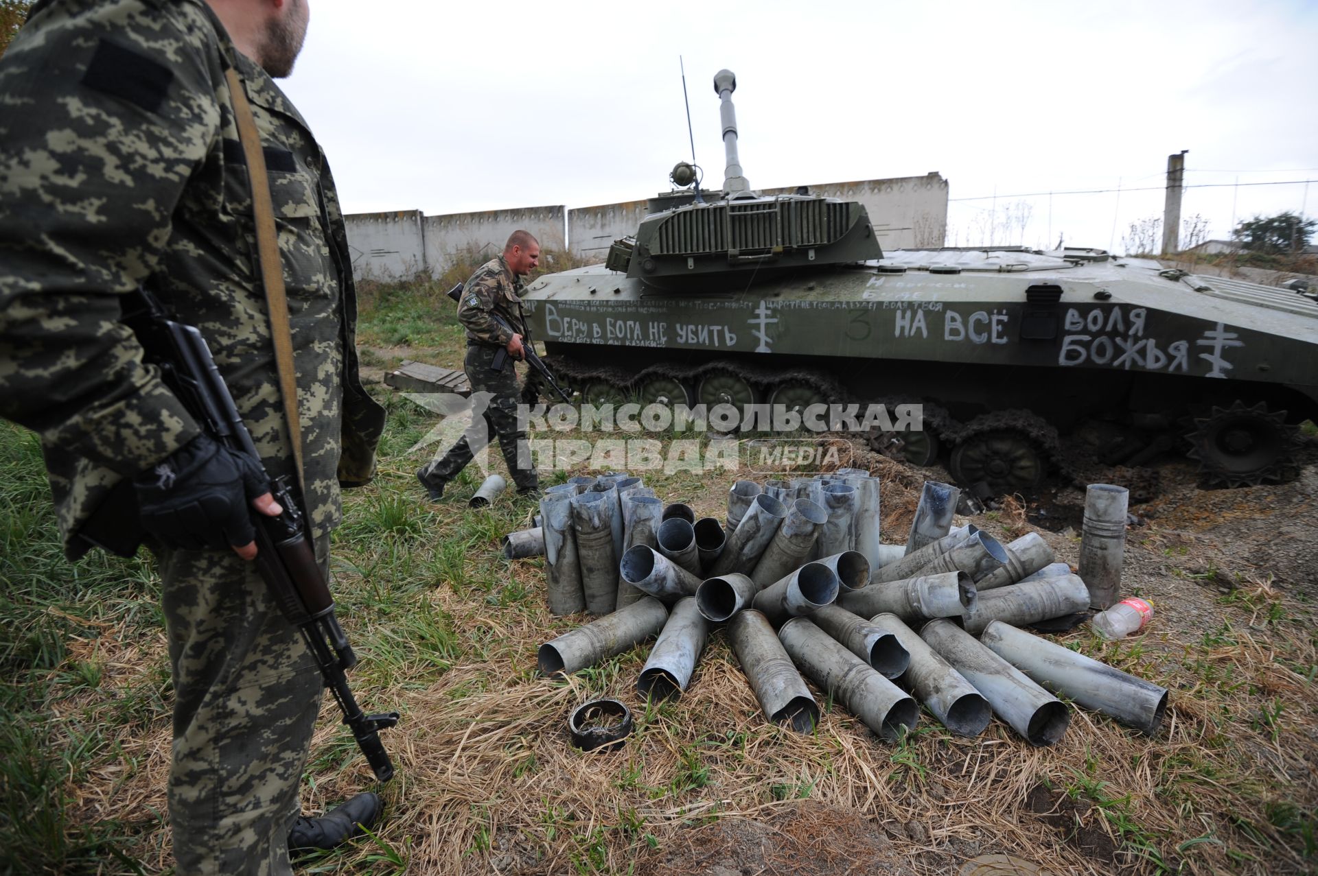 Украина. Донецкая область. Между п. Нижняя Крынка и с.Макеевка. На снимке: надпись на гаубице `Веру в Бога не убить. На все воля Божья`.