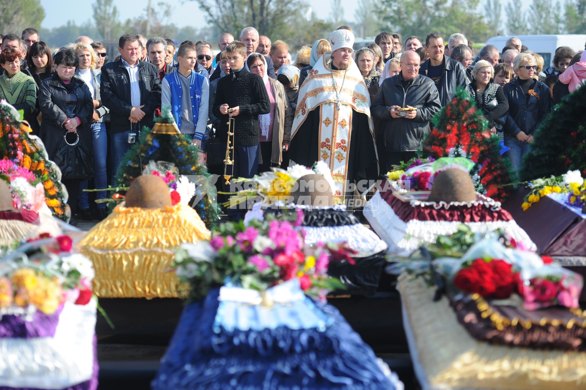 Украина. Донецкая область. Курган Саур-Могила. Похороны 17 ополченцев и захоронение останков 82 солдат Второй мировой войны.