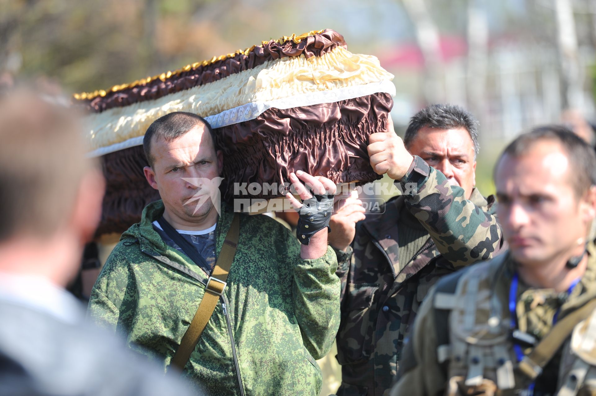 Украина. Донецкая область. Курган Саур-Могила. Похороны 17 ополченцев и захоронение останков 82 солдат Второй мировой войны.